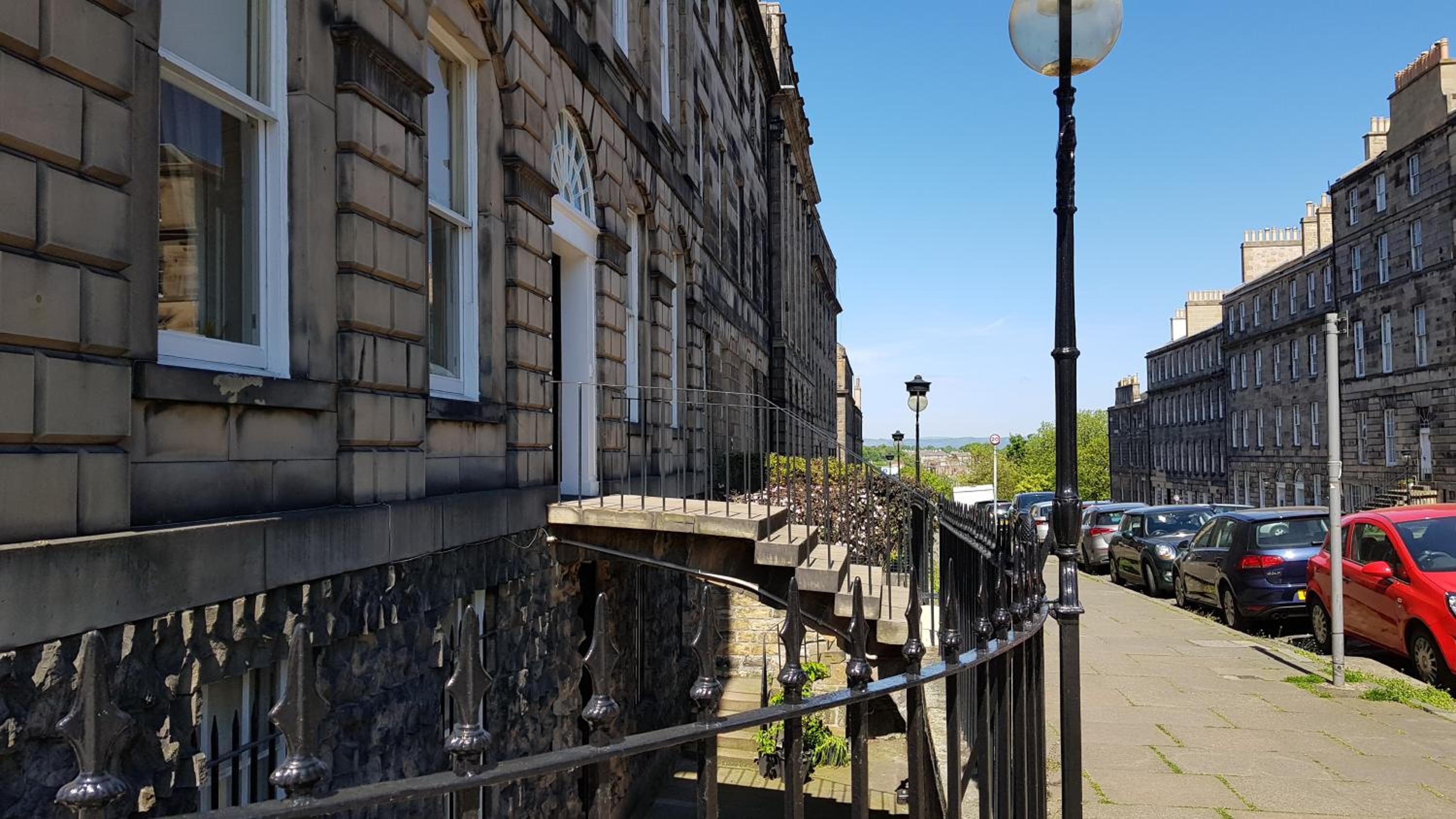 Gorgeous Central Edinburgh 3-Bedroom Apartment — Edinburgh