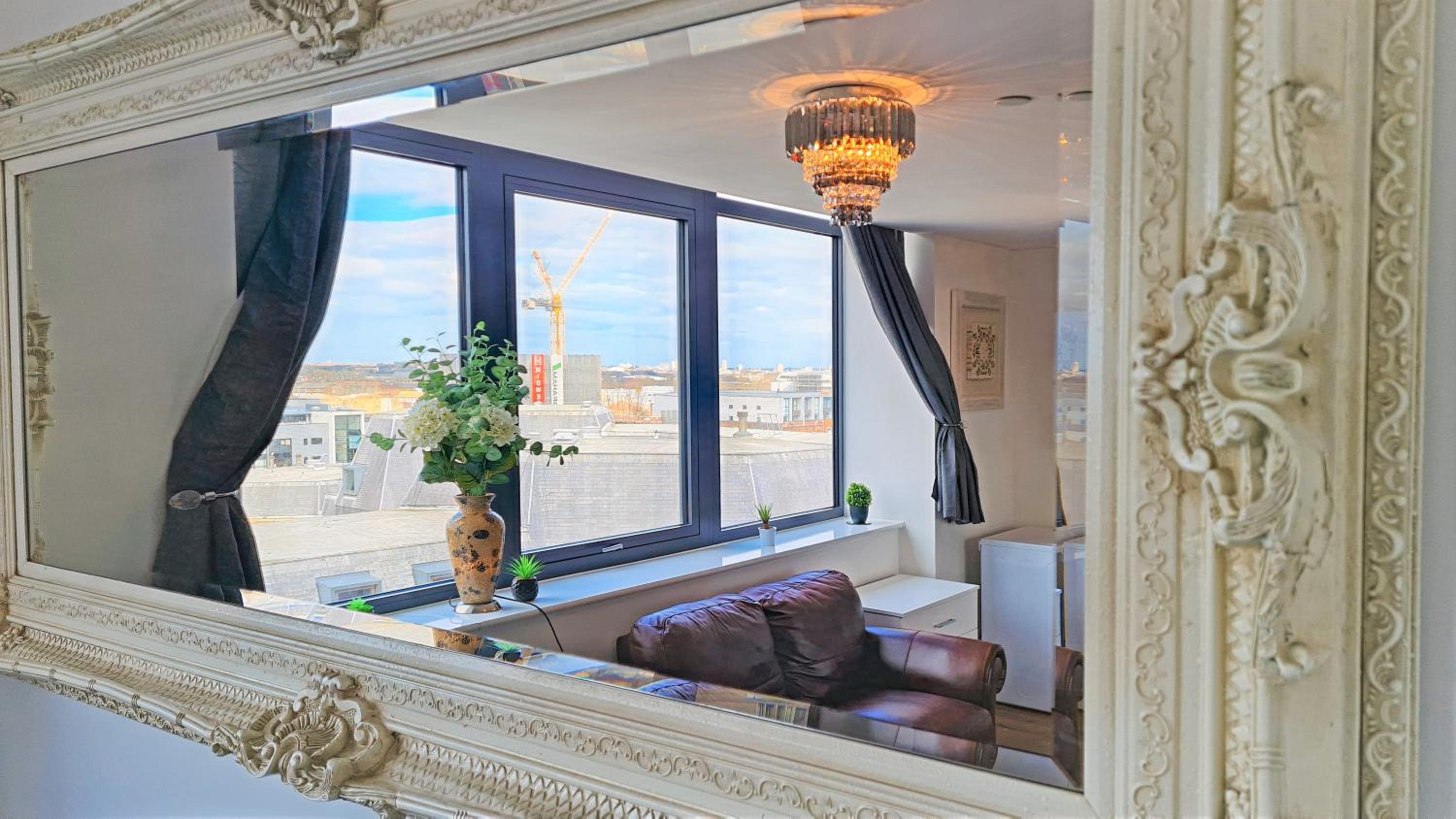 Sidemersey Livings - 2 Bedroom Central Skyline Apartment with views and parking photo 2