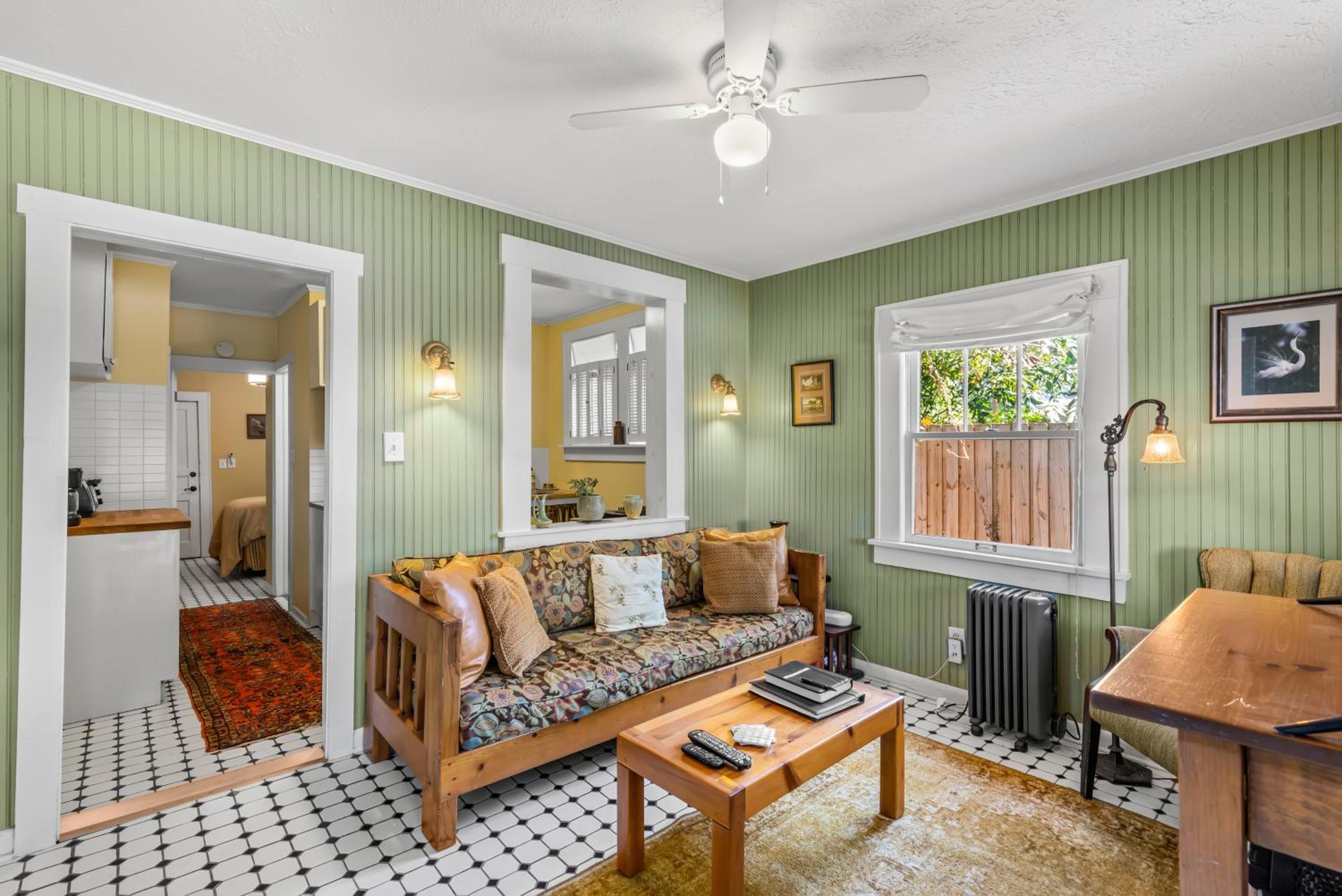 Charming 1923 Cottage at Erehwon Retreat view 3