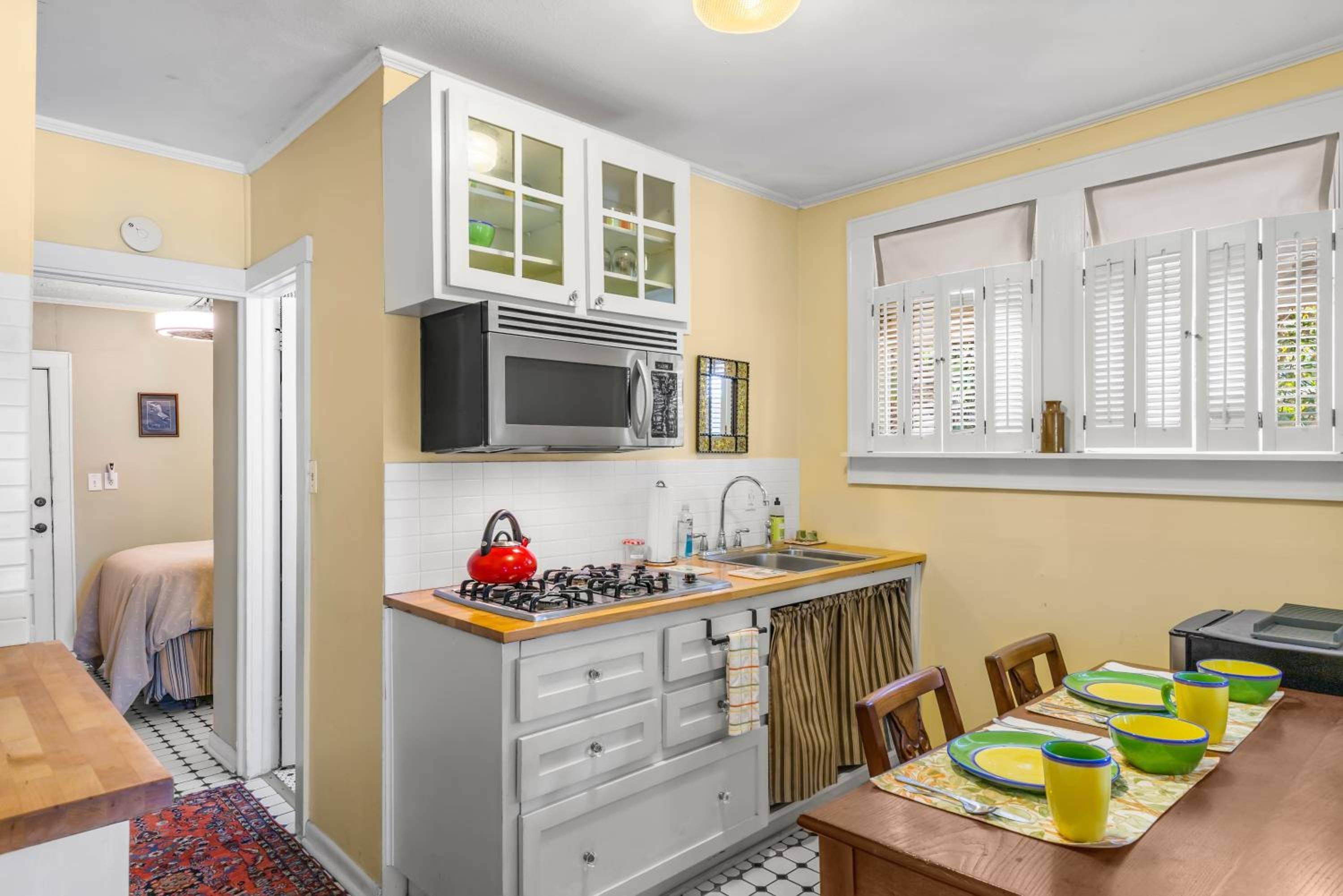 Charming 1923 Cottage at Erehwon Retreat view 4
