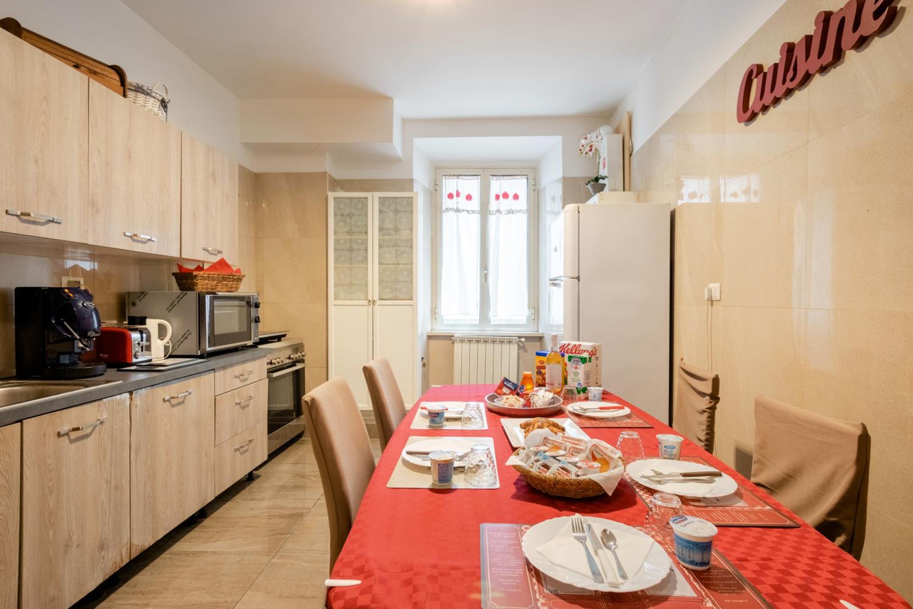 4-Bdr Apt among Colosseum&Termini 10-people