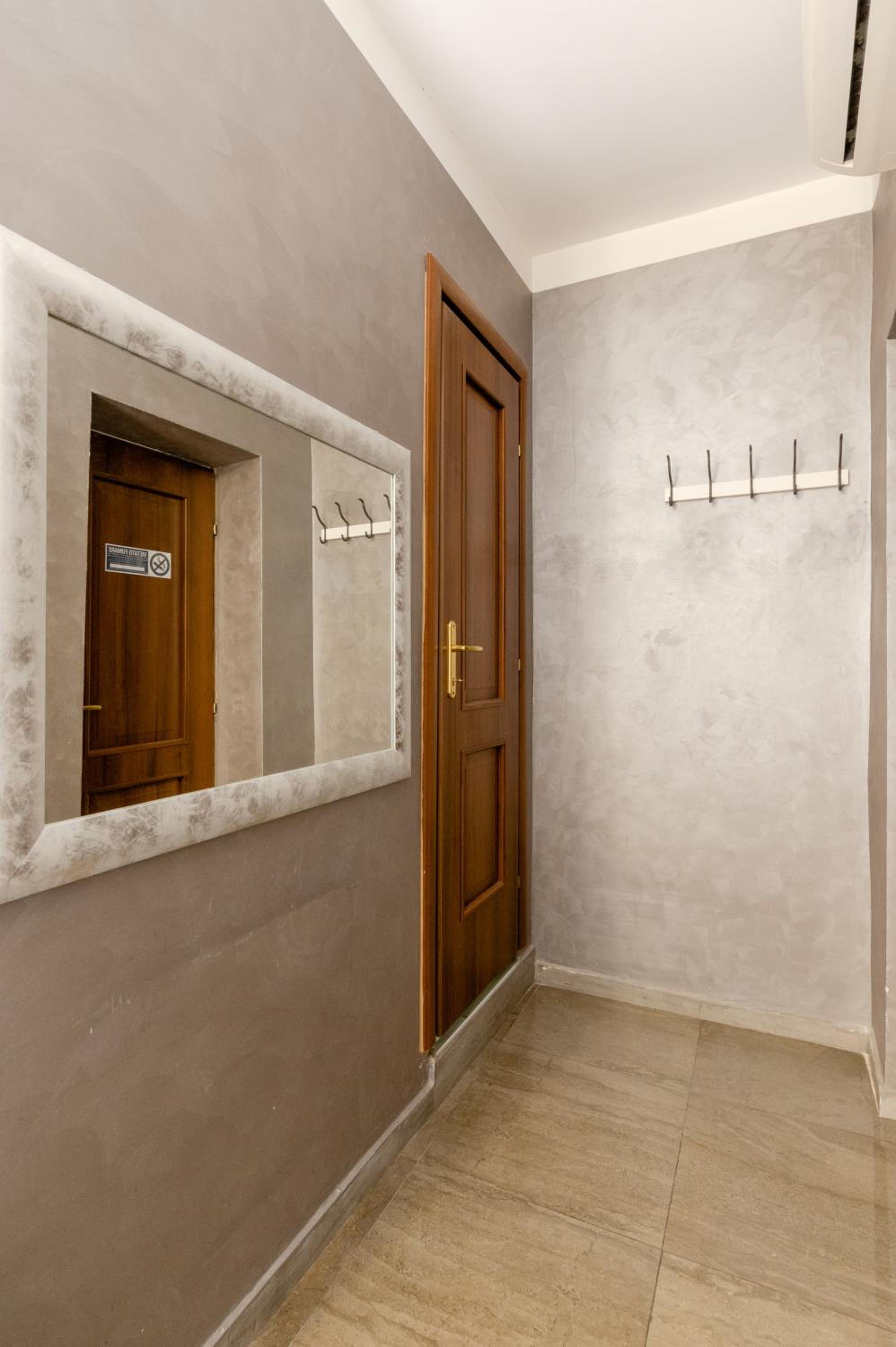 4-Bdr Apt among Colosseum&Termini 10-people
