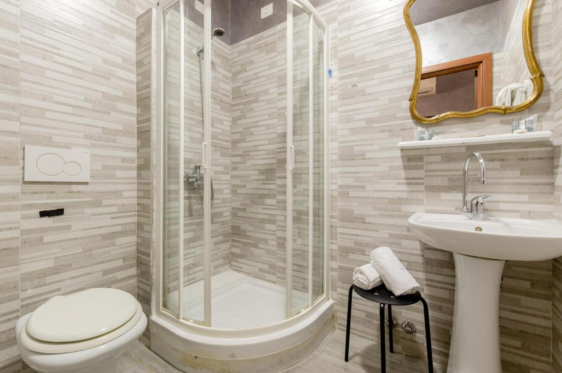 4-Bdr Apt among Colosseum&Termini 10-people