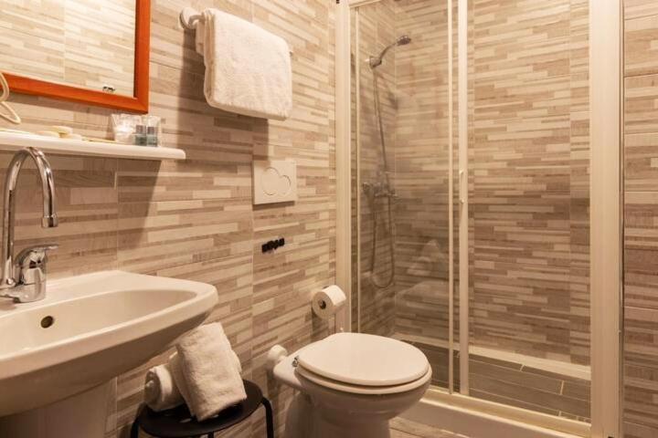 4-Bdr Apt among Colosseum&Termini 10-people