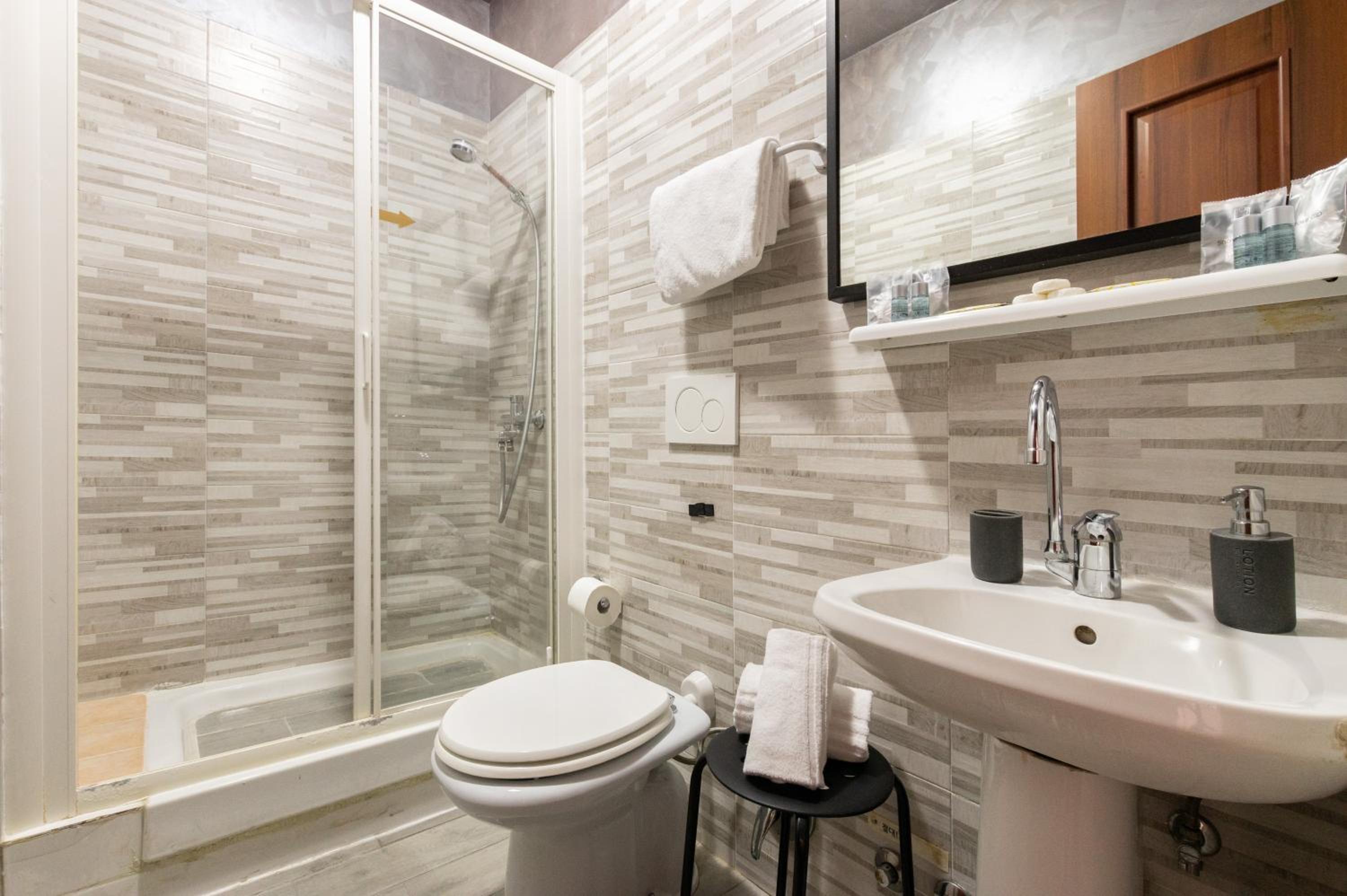 4-Bdr Apt among Colosseum&Termini 10-people