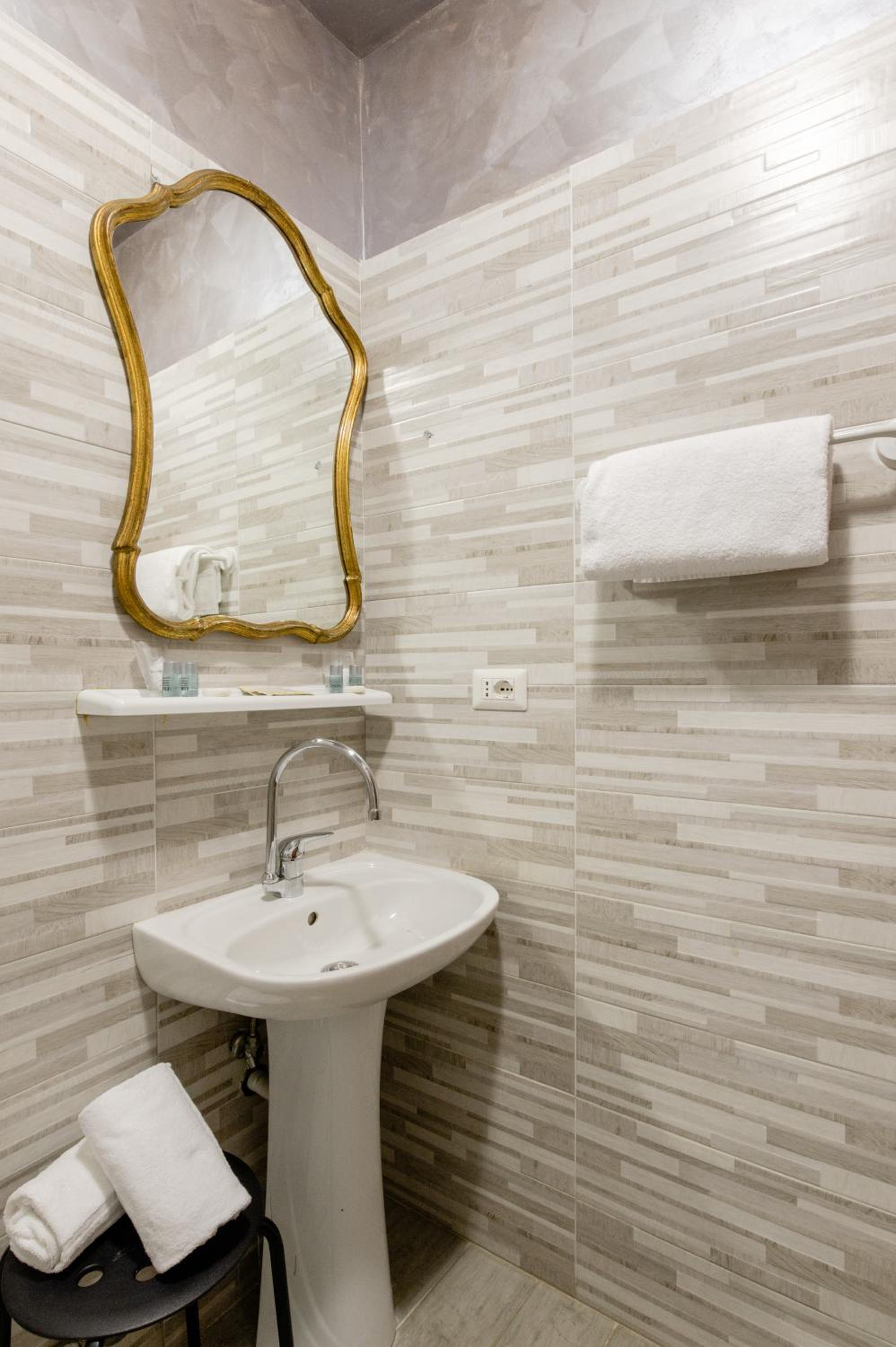 4-Bdr Apt among Colosseum&Termini 10-people