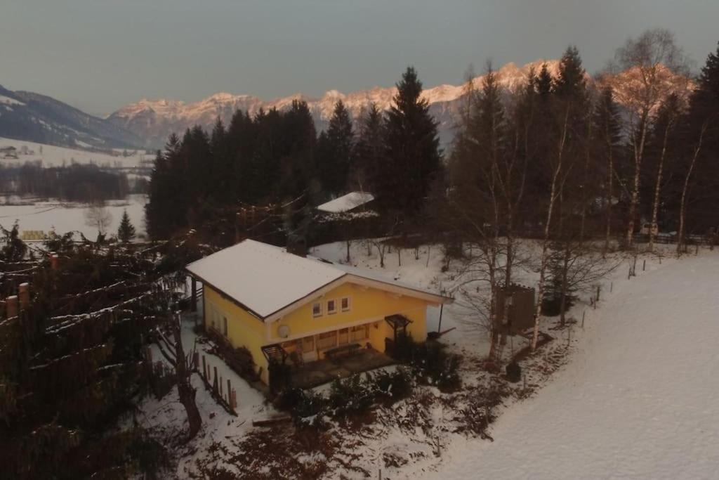 Großes Ferienhaus in ruhiger Lage - WLAN b. 9 Per.