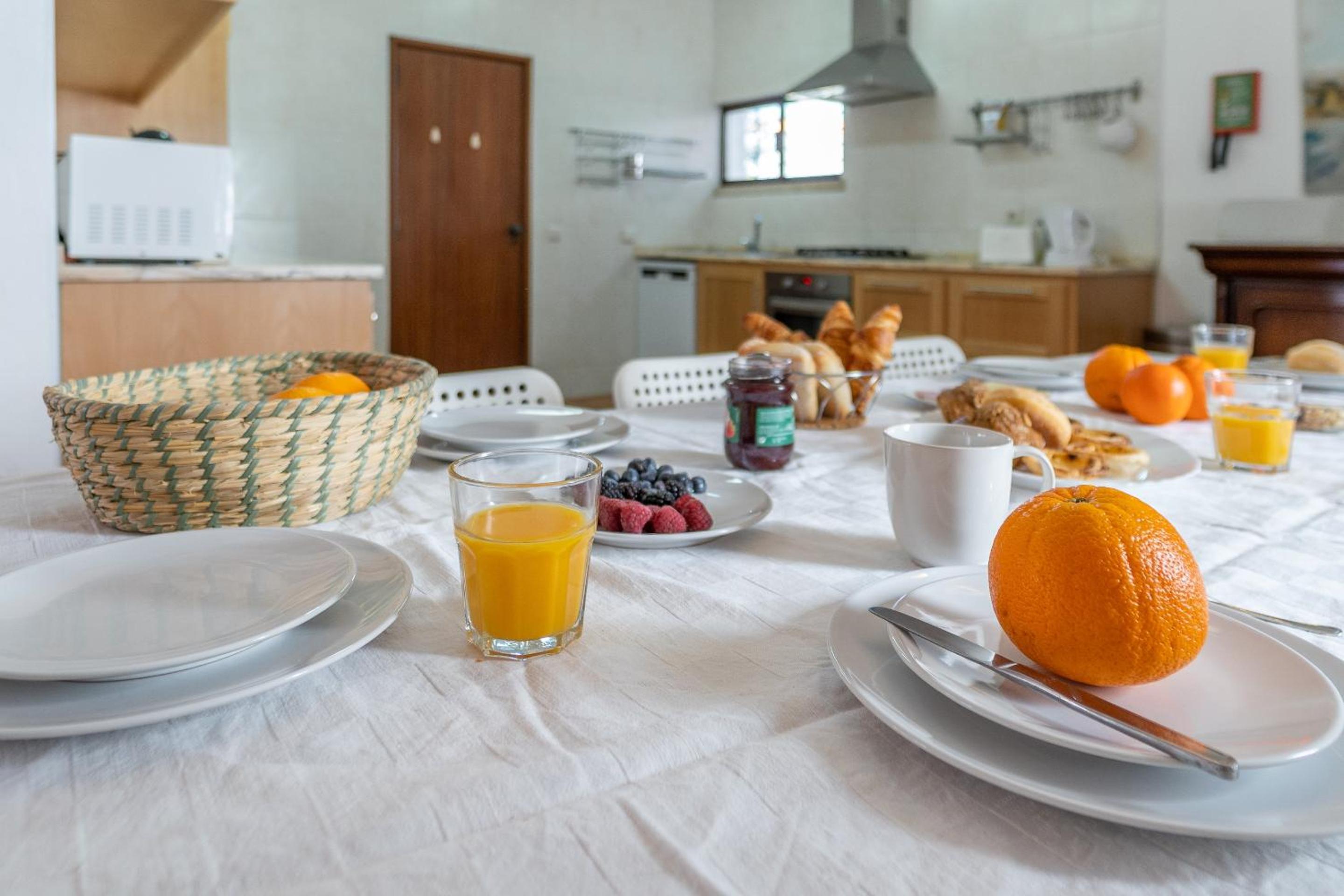 Casa das Anas by HelloVacations en Albufeira — kitchen