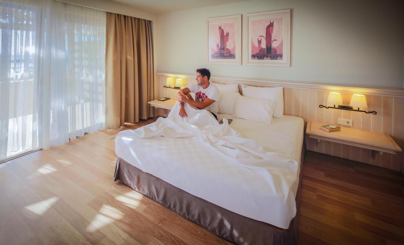 Yacht Club - Image 10