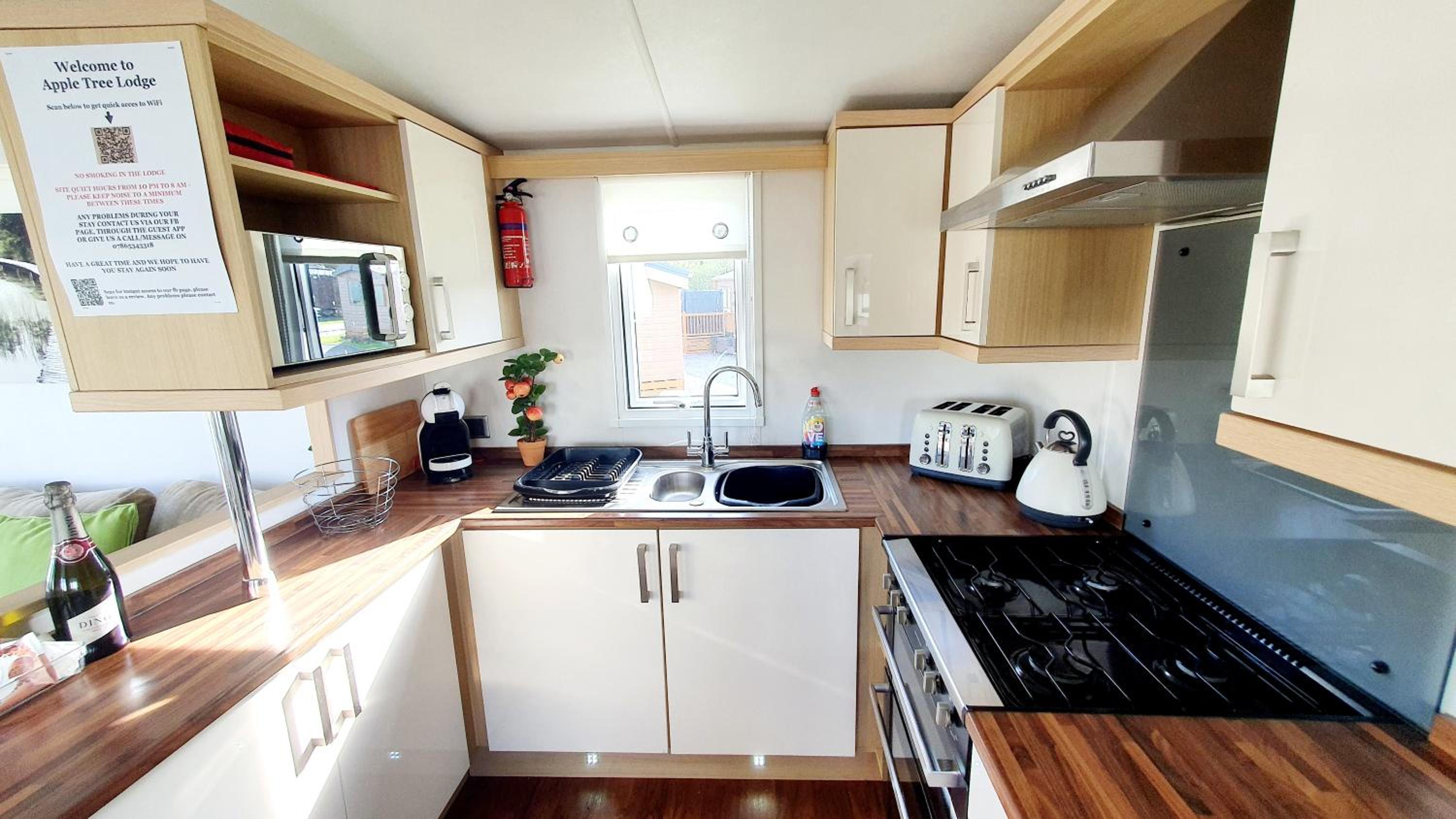 Apple Tree Lodge Hot Tub 3 bedroom 2 Bars view 4