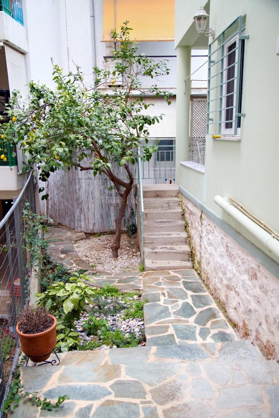Aroura Homes Garden House 2BR 2BA Free Parking