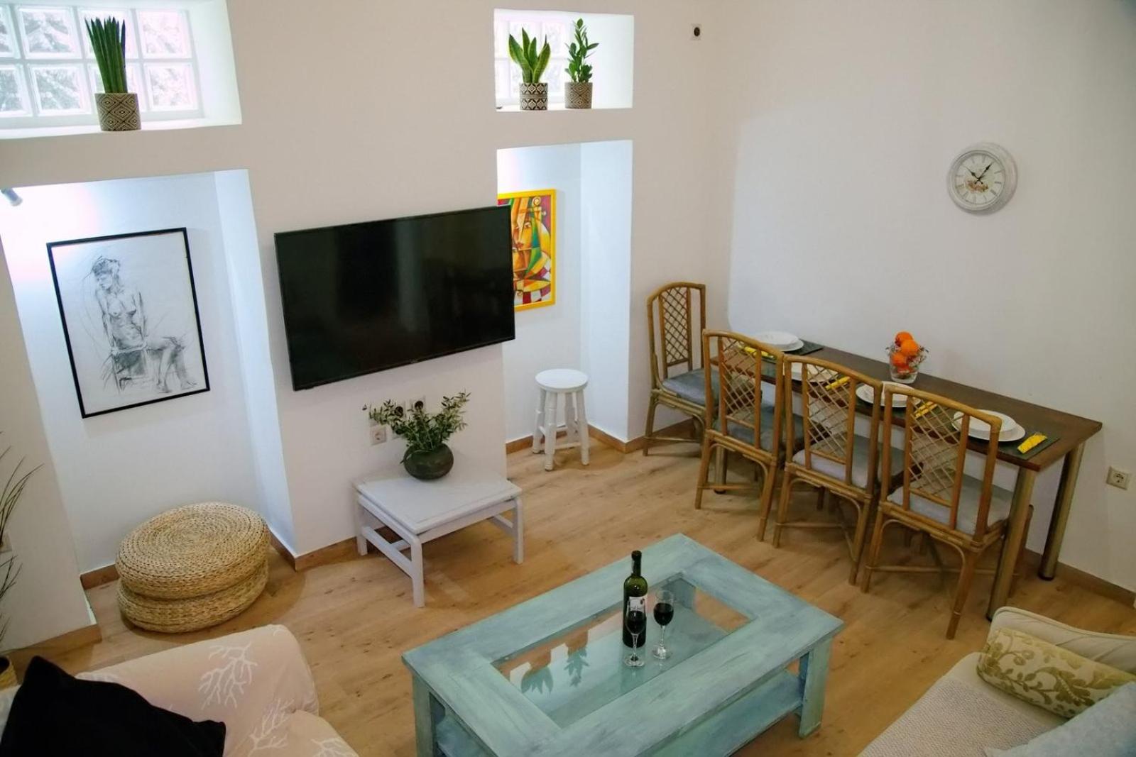 Aroura Homes Garden House 2BR 2BA Free Parking