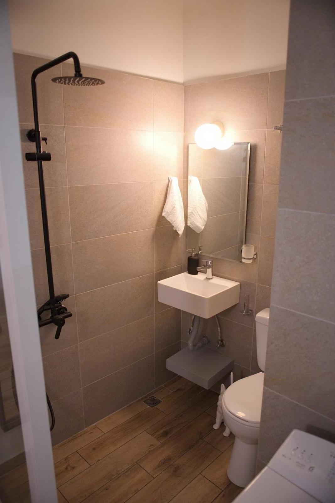 Aroura Homes Garden House 2BR 2BA Free Parking