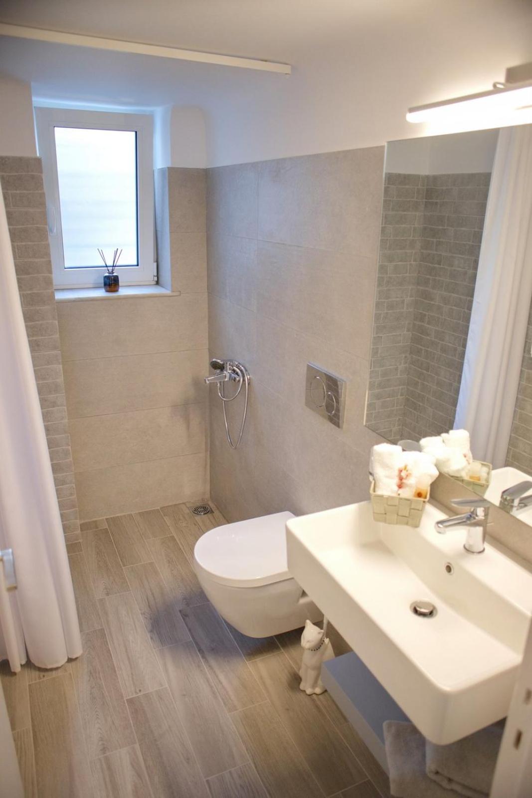 Aroura Homes Garden House 2BR 2BA Free Parking