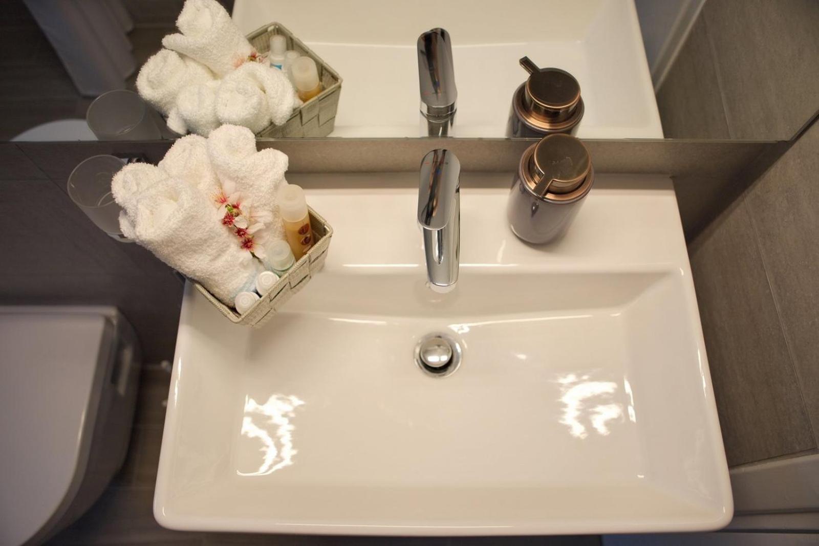 Aroura Homes Garden House 2BR 2BA Free Parking