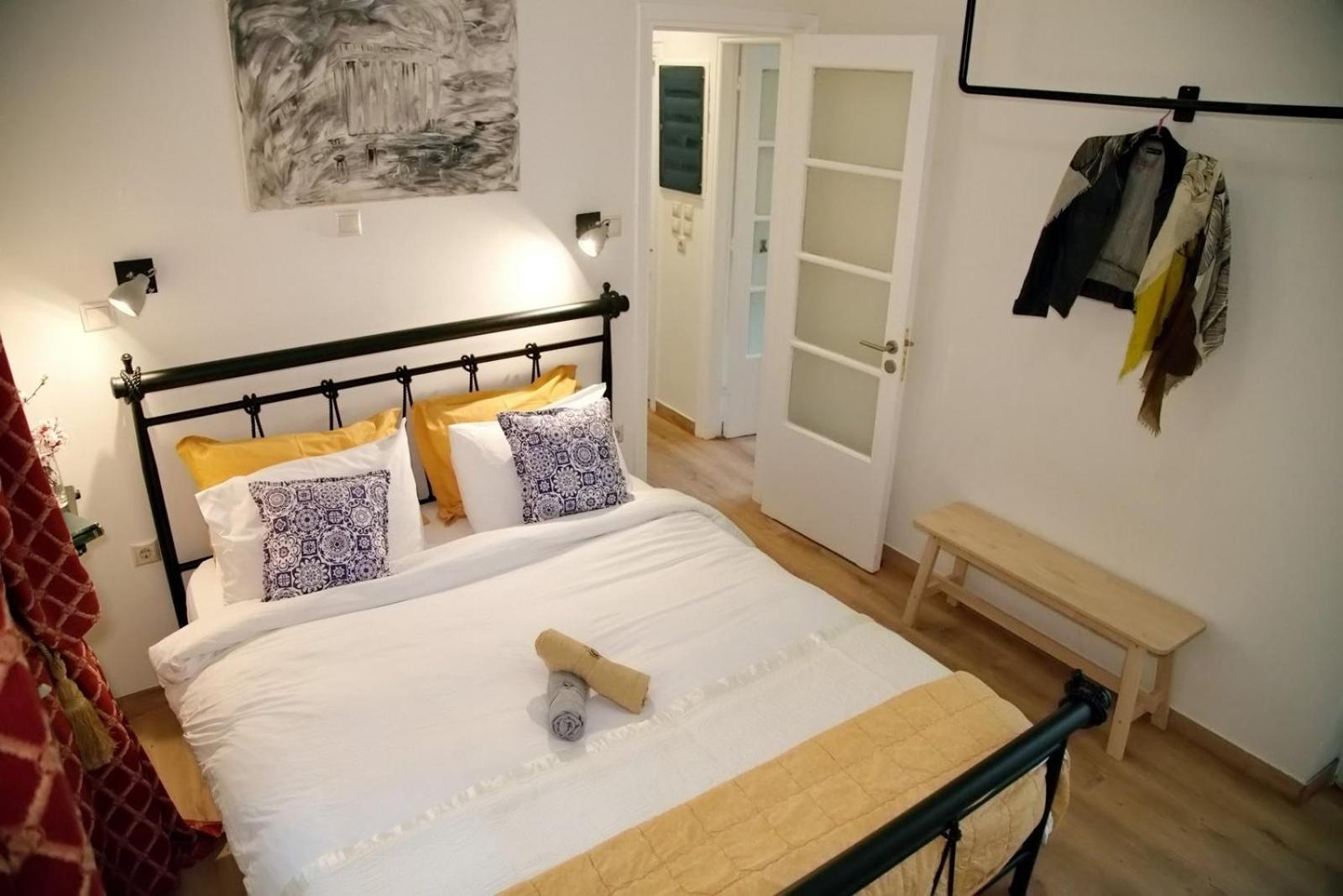 Aroura Homes Garden House 2BR 2BA Free Parking