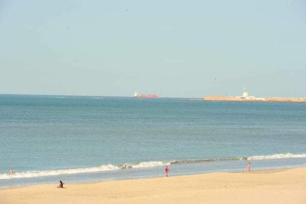 Preciado apartamento con vistas frontales al mar