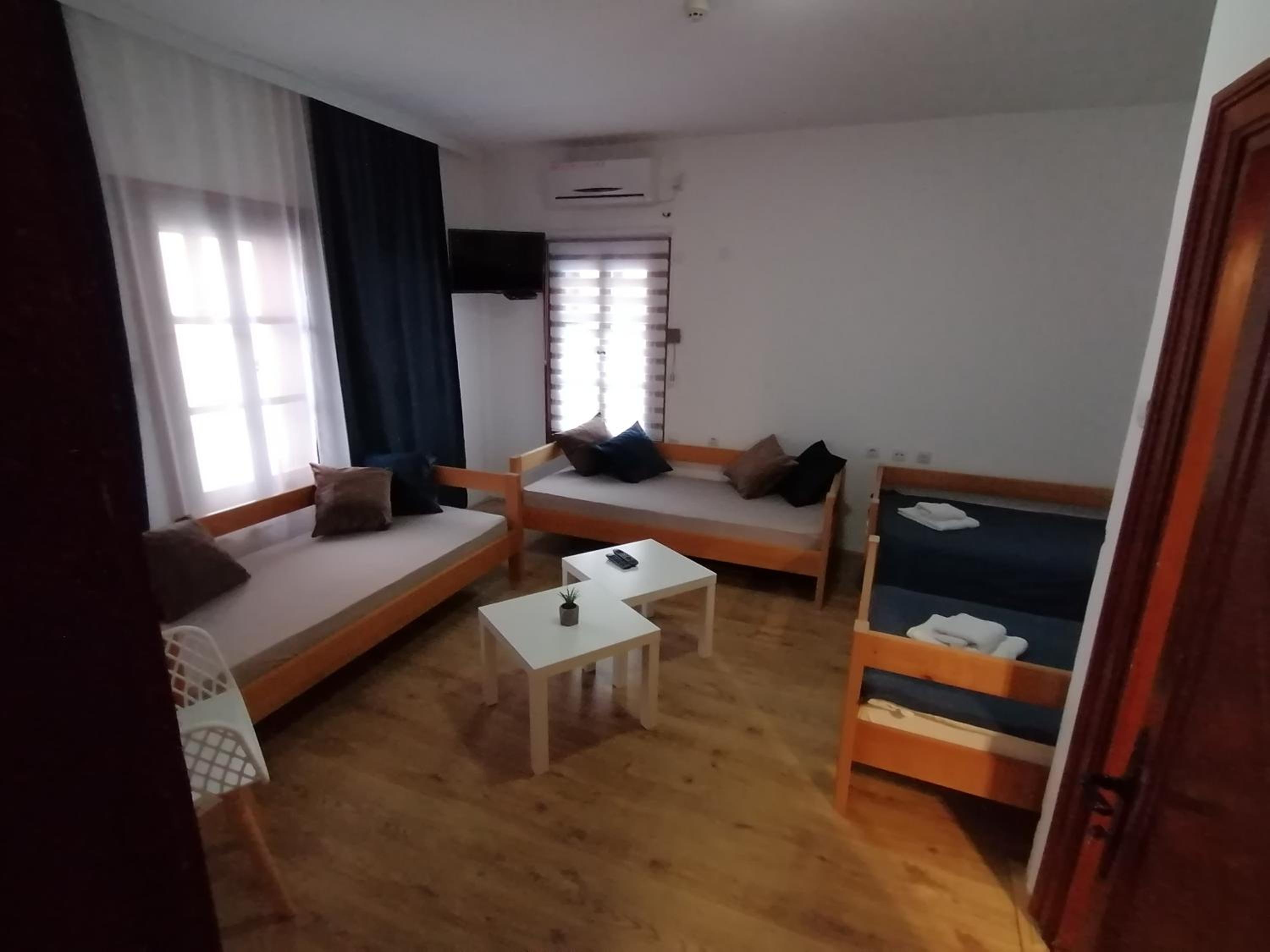 MON Accommodation free parking
