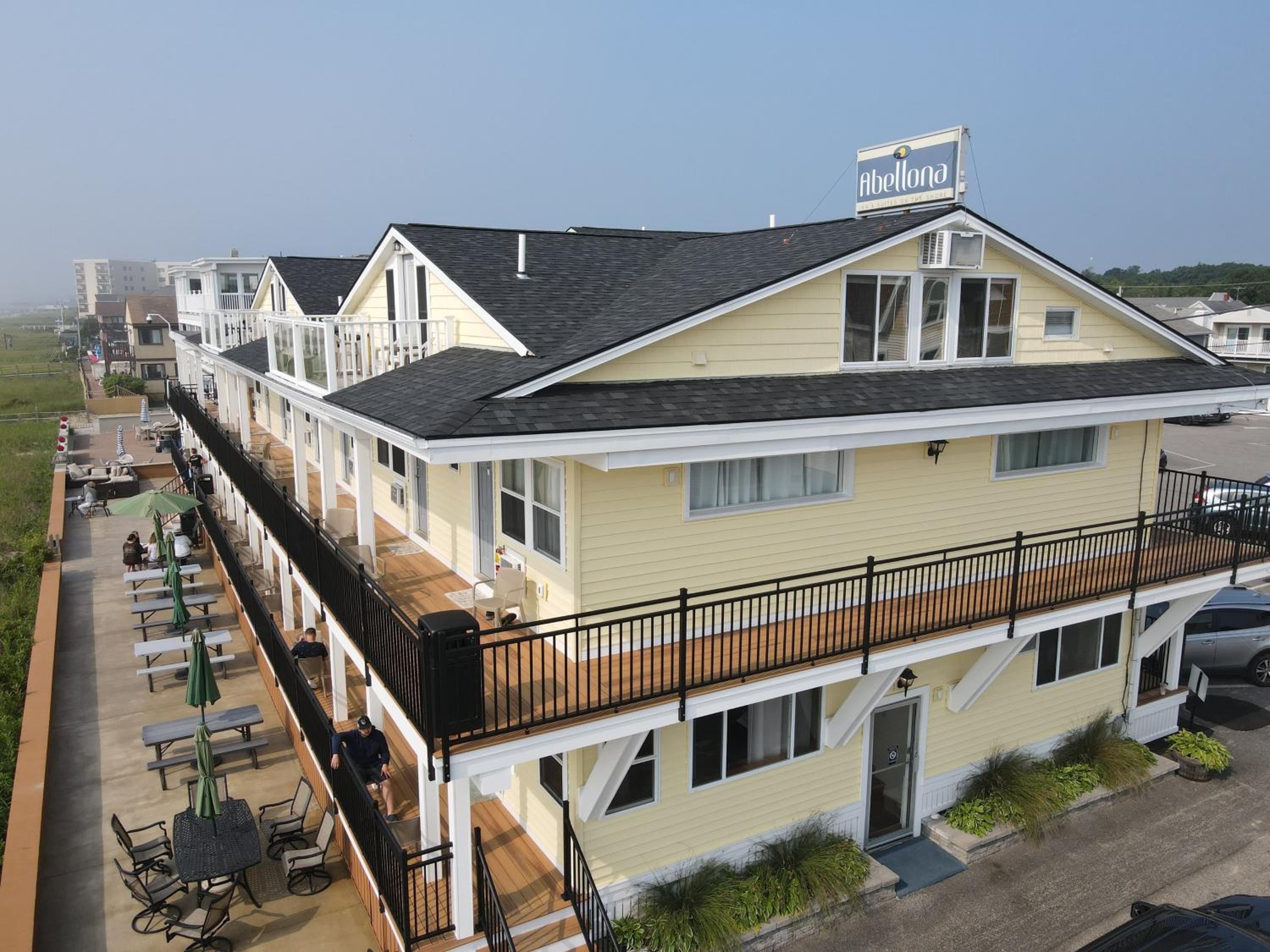 Abellona Inn & Suites