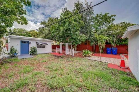 Private Room near Miami Airport - Free parking - 01