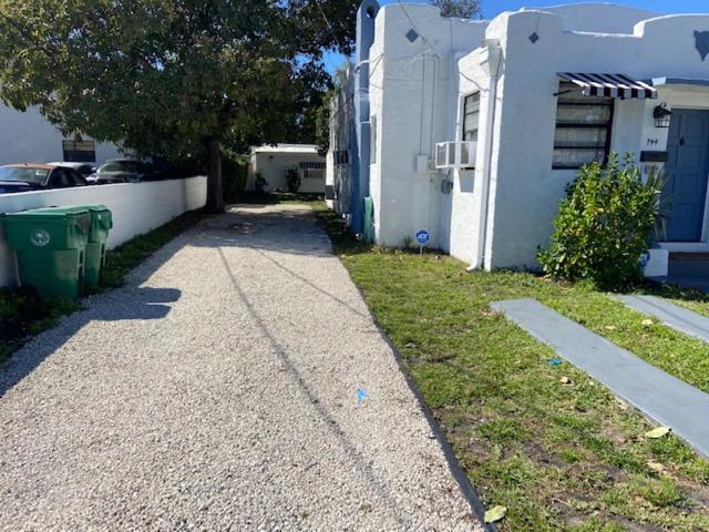 Private Room near Miami Airport - Free parking - 01