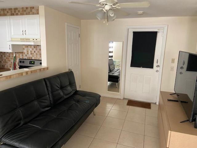 Private Room near Miami Airport - Free parking - 01