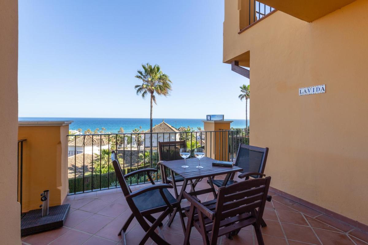 Apartment with three bedrooms, parking, terrace and pool next to the beach. photo 4