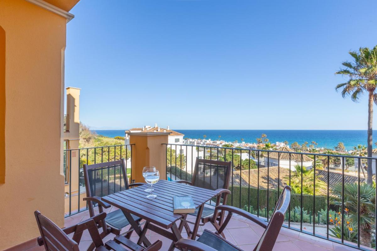 Apartment with three bedrooms, parking, terrace and pool next to the beach. photo 5