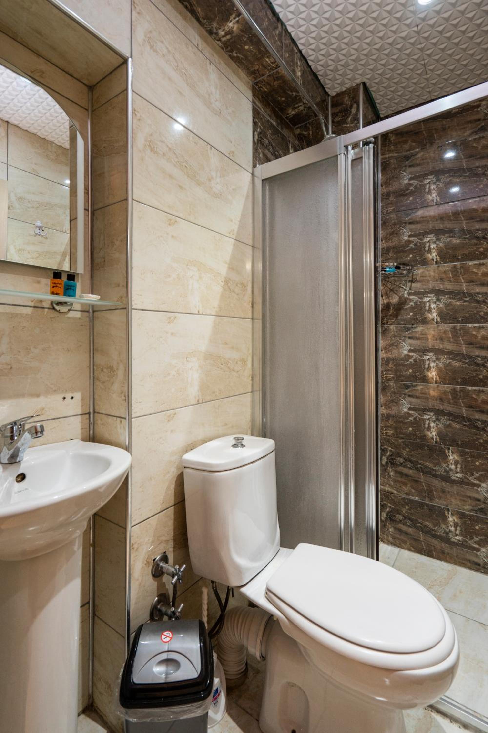 Candy Otel - Image 41