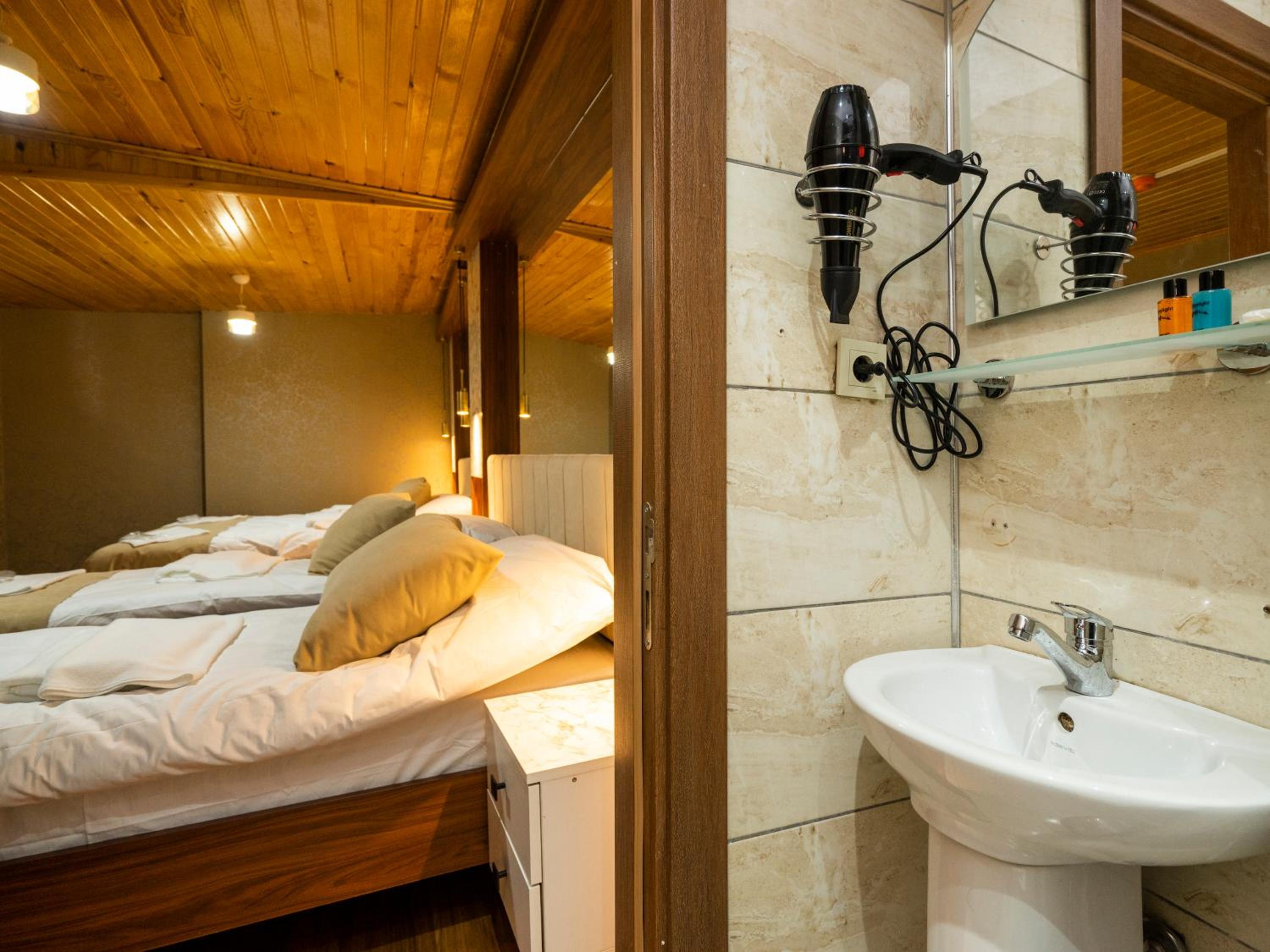 Candy Otel - Image 38