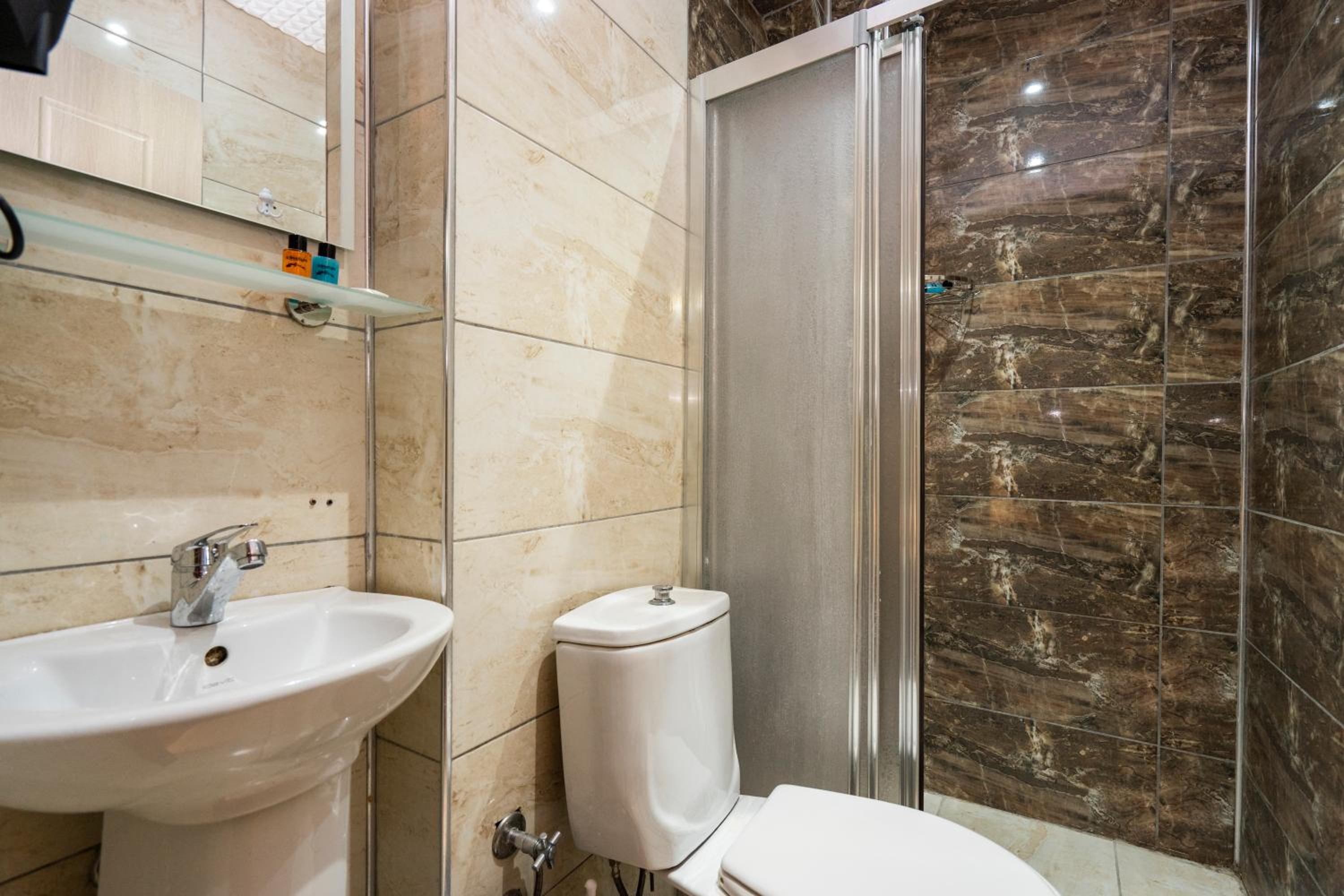 Candy Otel - Image 37