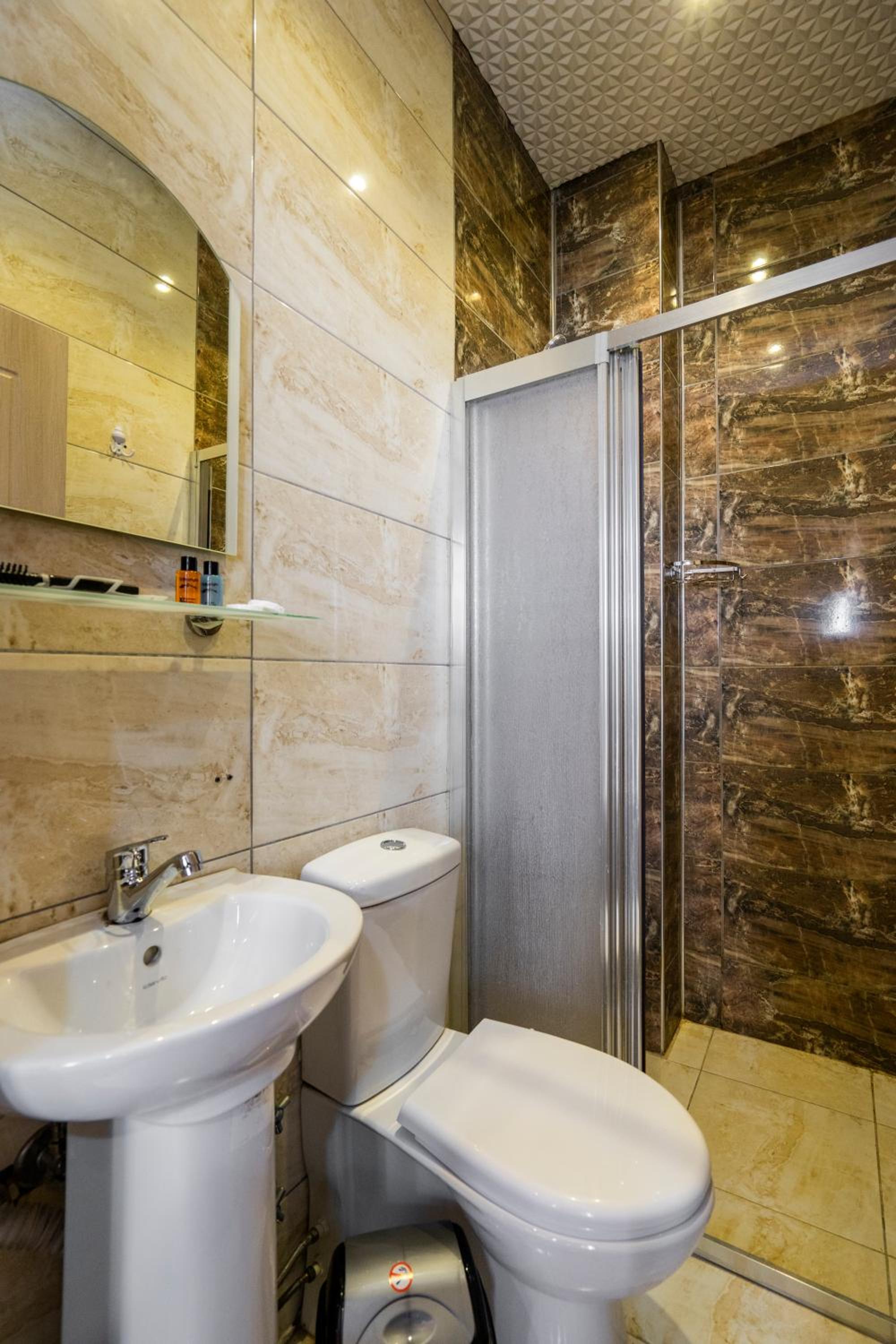 Candy Otel - Image 17