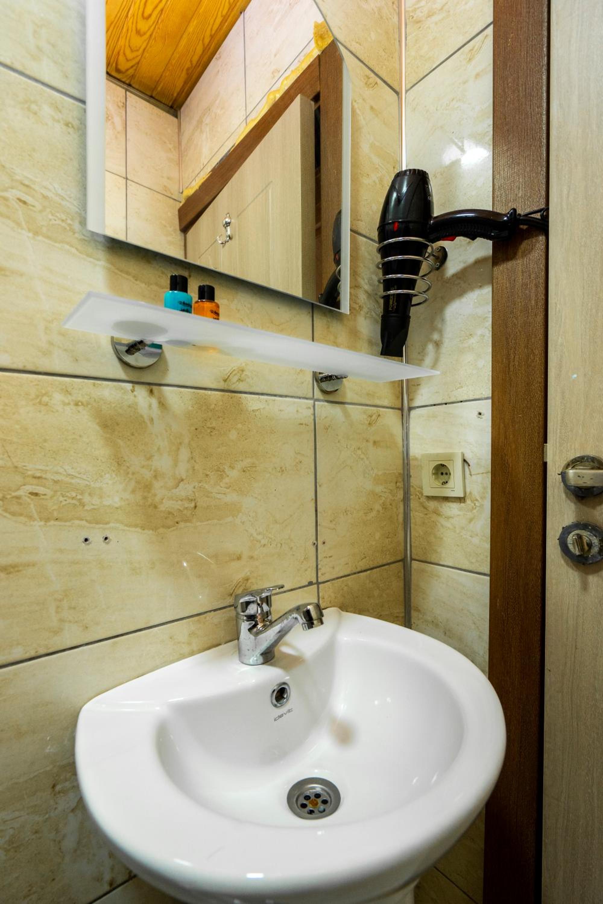 Candy Otel - Image 27