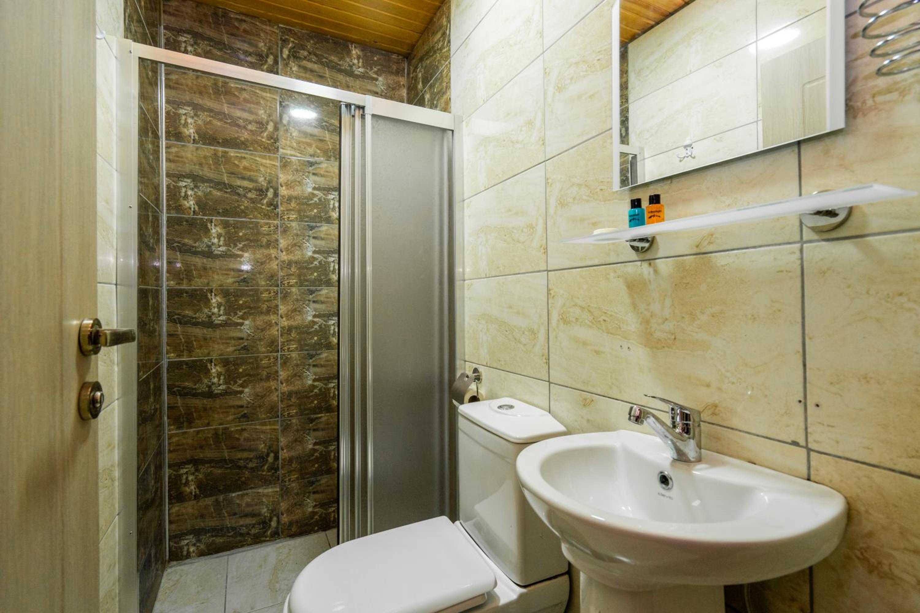 Candy Otel - Image 28