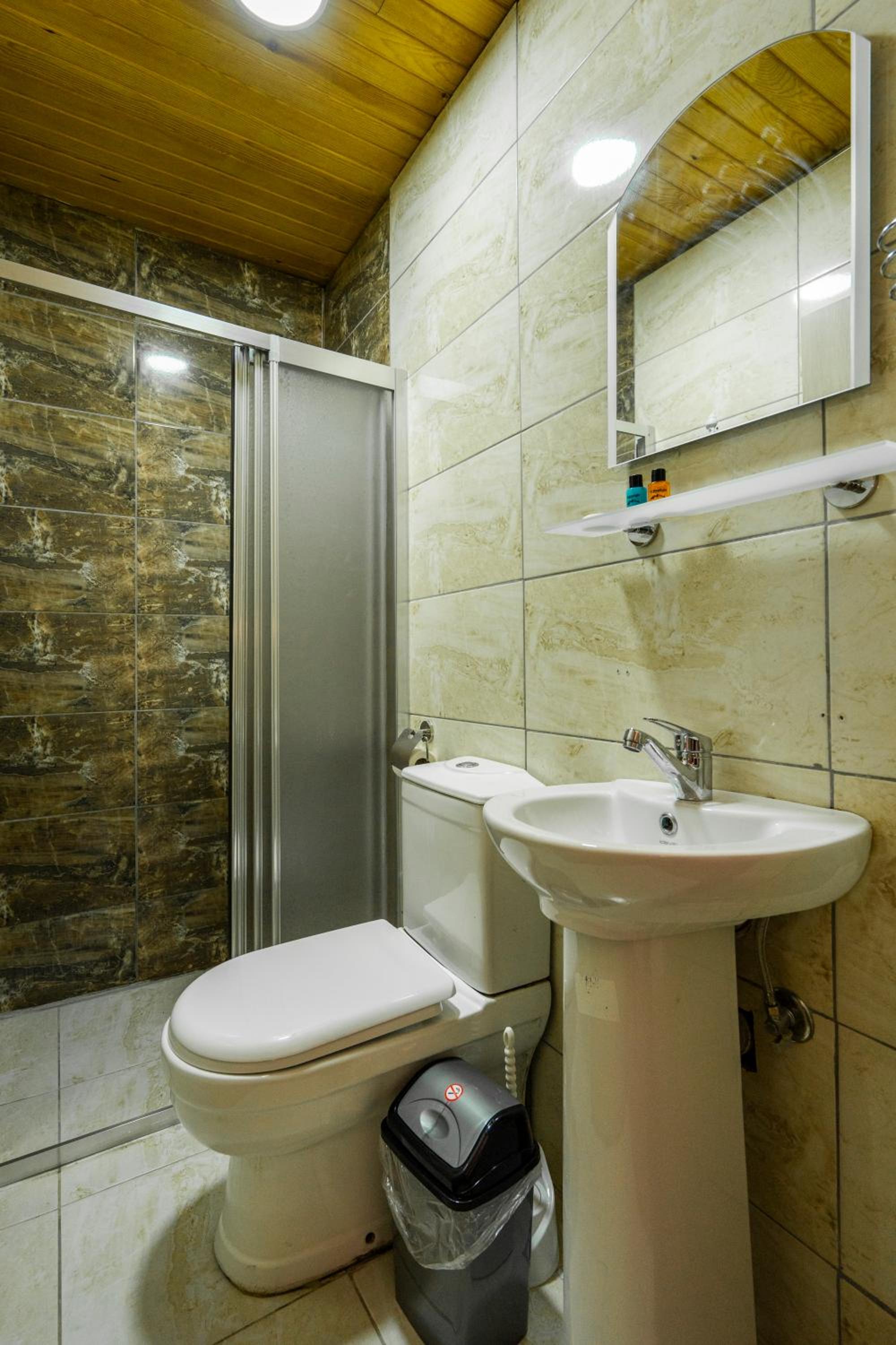 Candy Otel - Image 29