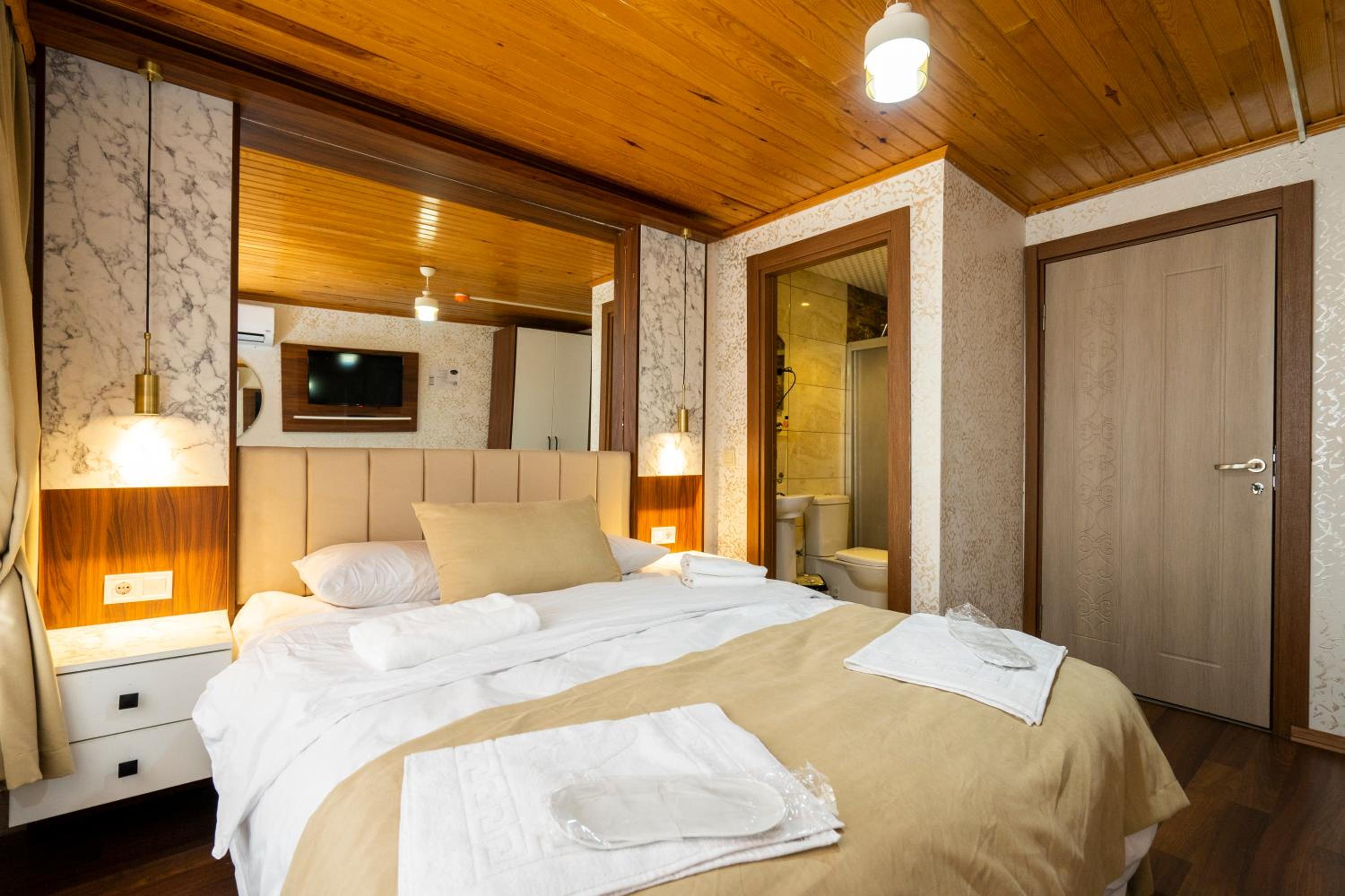 Candy Otel - Image 12