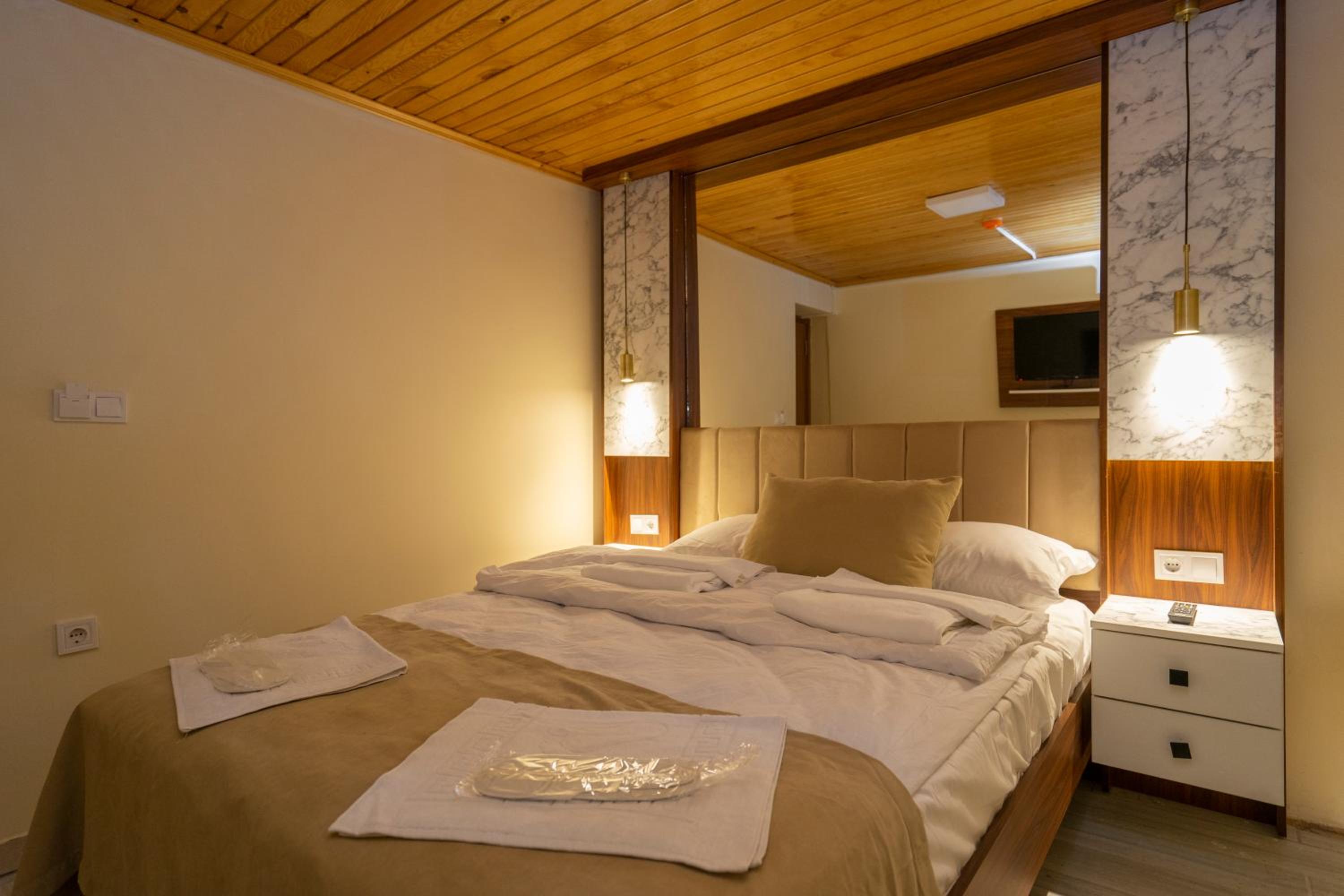 Candy Otel - Image 67