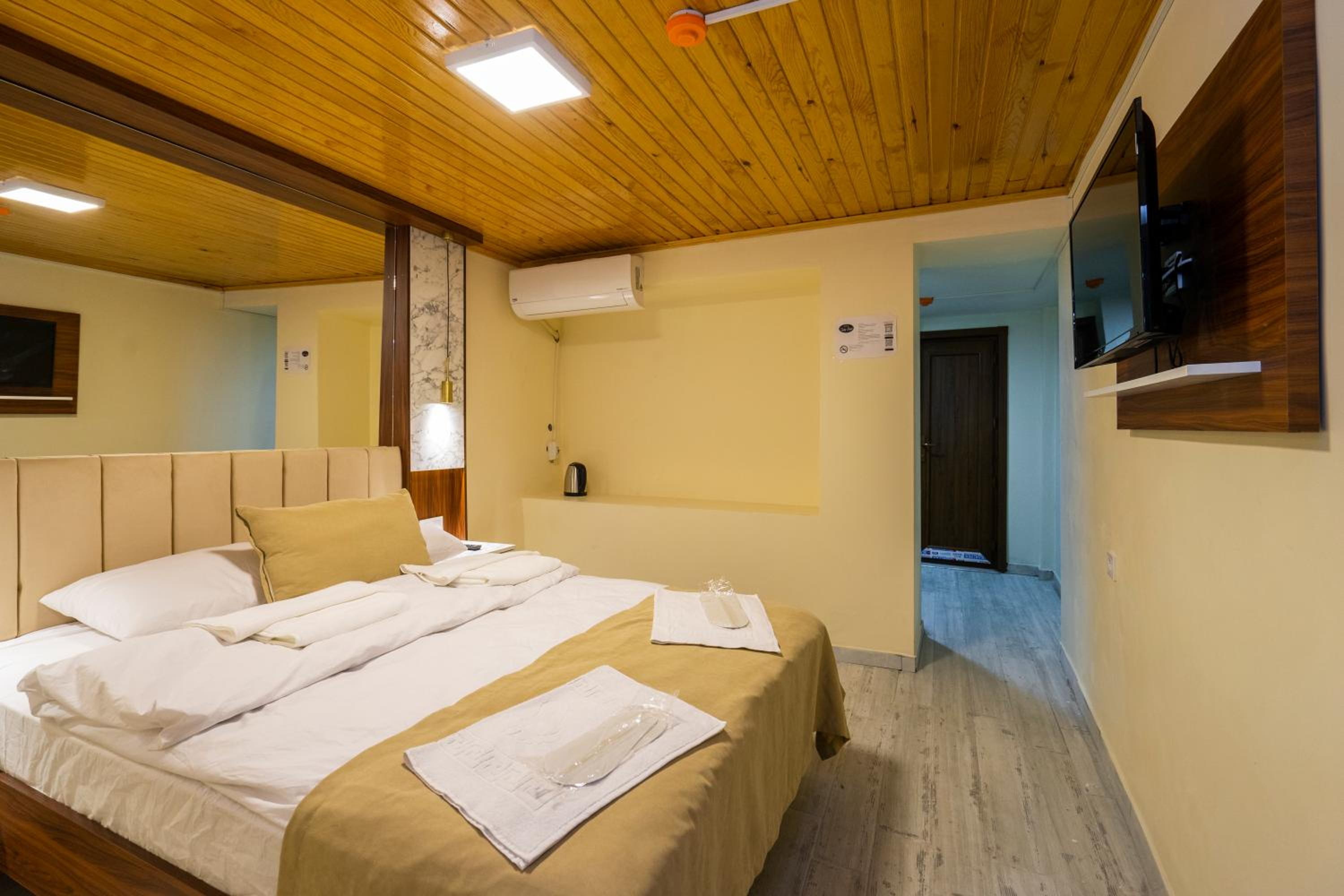 Candy Otel - Image 69