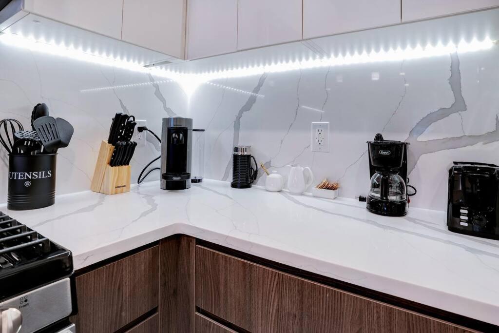NEW Graceful 1BR Near EWR Free Parking 18 Min NYC view 2