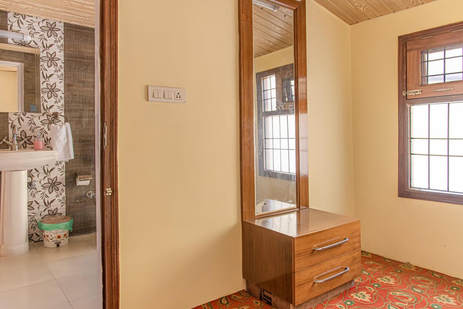 The Green Heights Cottage Kasauli view 4