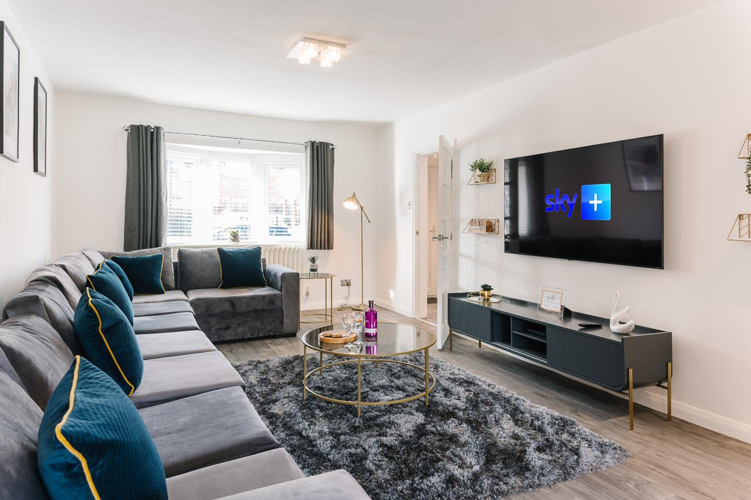 The White House - Grand & Spectacular 5-bed, sleeps 14- Central Solihull, NEC, JLR, HS2, Resorts World, Airport view 2