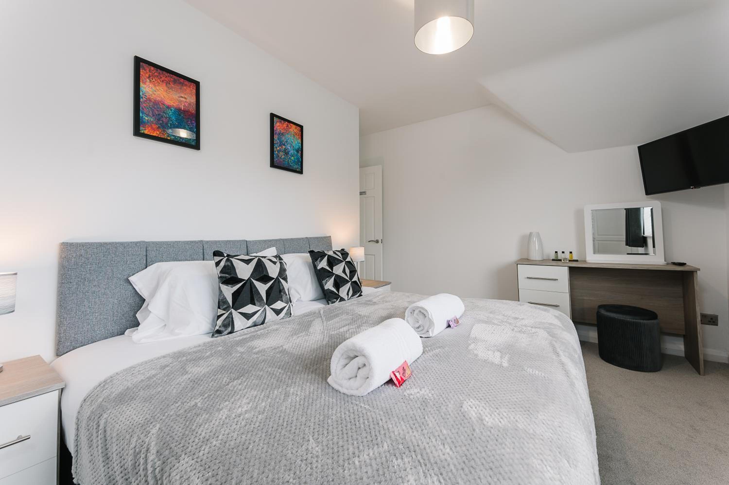 The White House - Grand & Spectacular 5-bed, sleeps 14- Central Solihull, NEC, JLR, HS2, Resorts World, Airport view 5