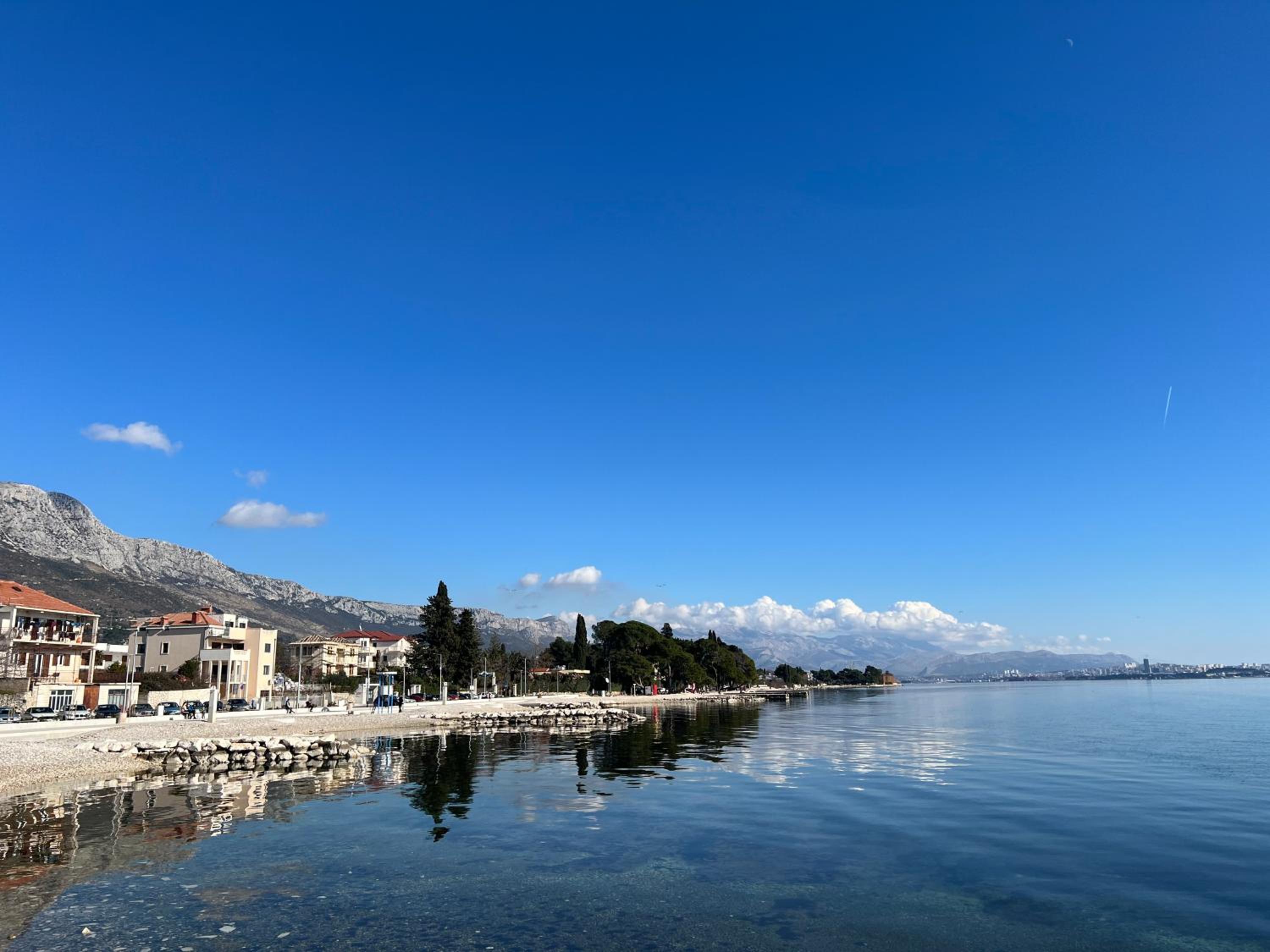 Spacious apartment with Balcony close to the sea in Split area in Kastela view 5