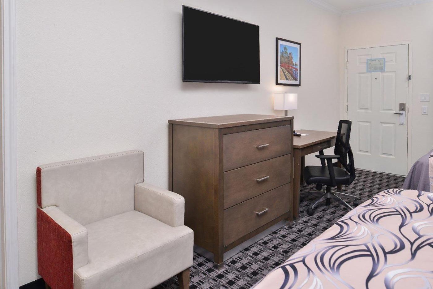 Americas Inn Suites IAH North - Property Image 4