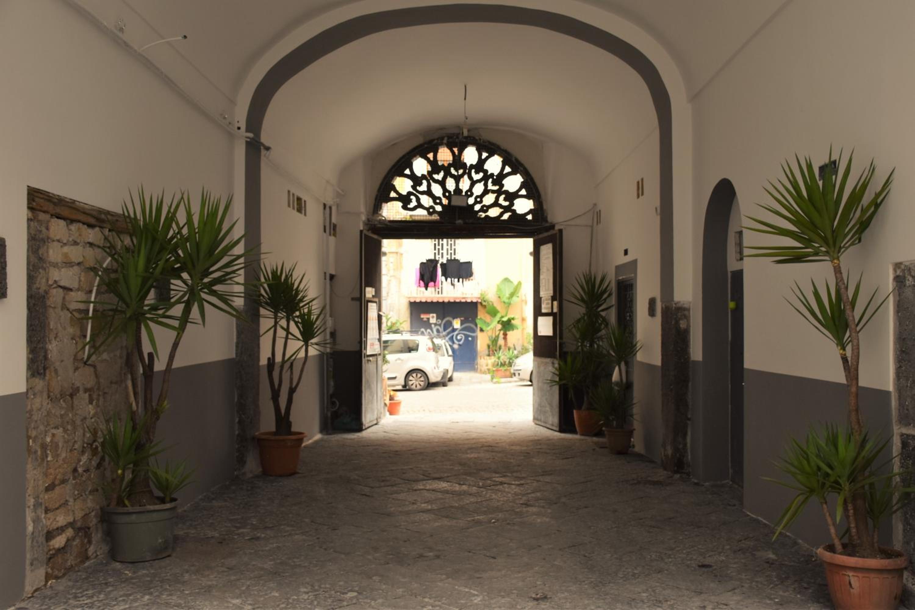 La cartolina di Napoli free parking for small cars only