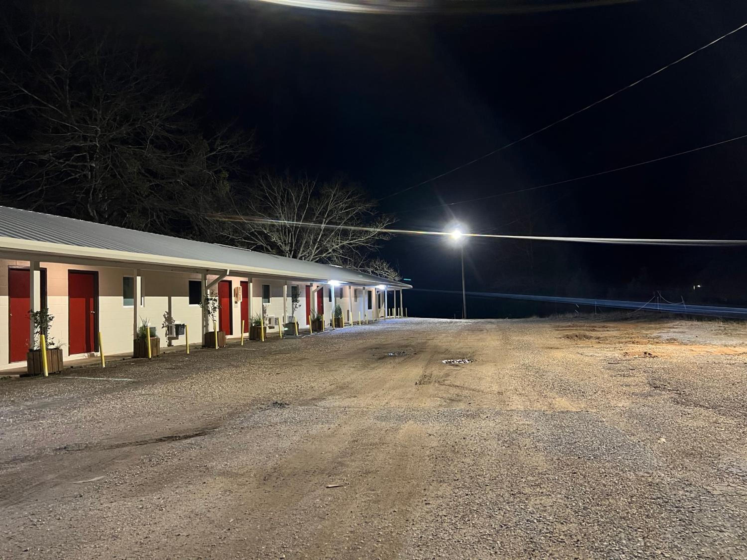 Driftwood Inn and Lodge by the lake - Property Image 6