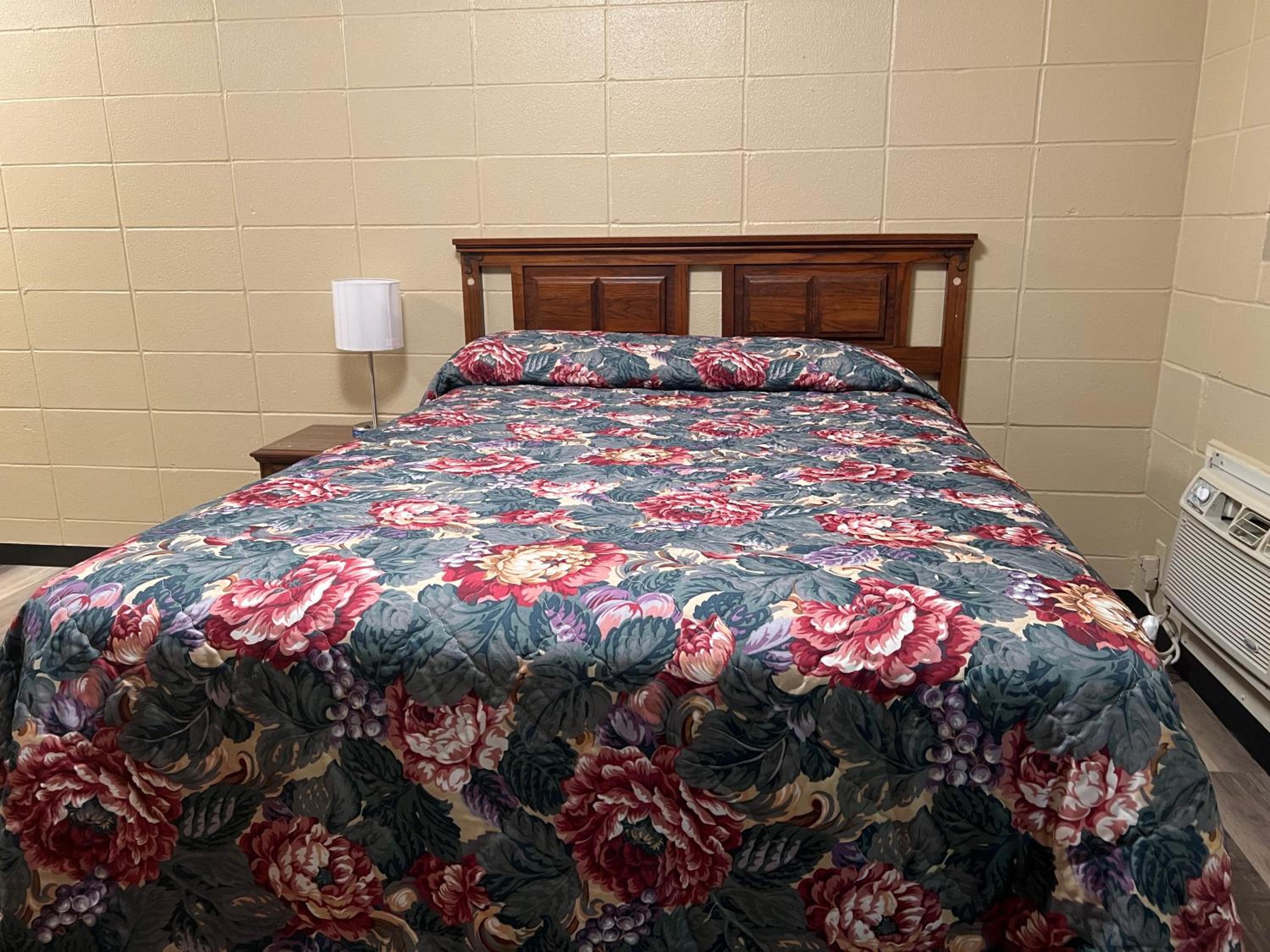 Driftwood Inn and Lodge by the lake - Property Image 5