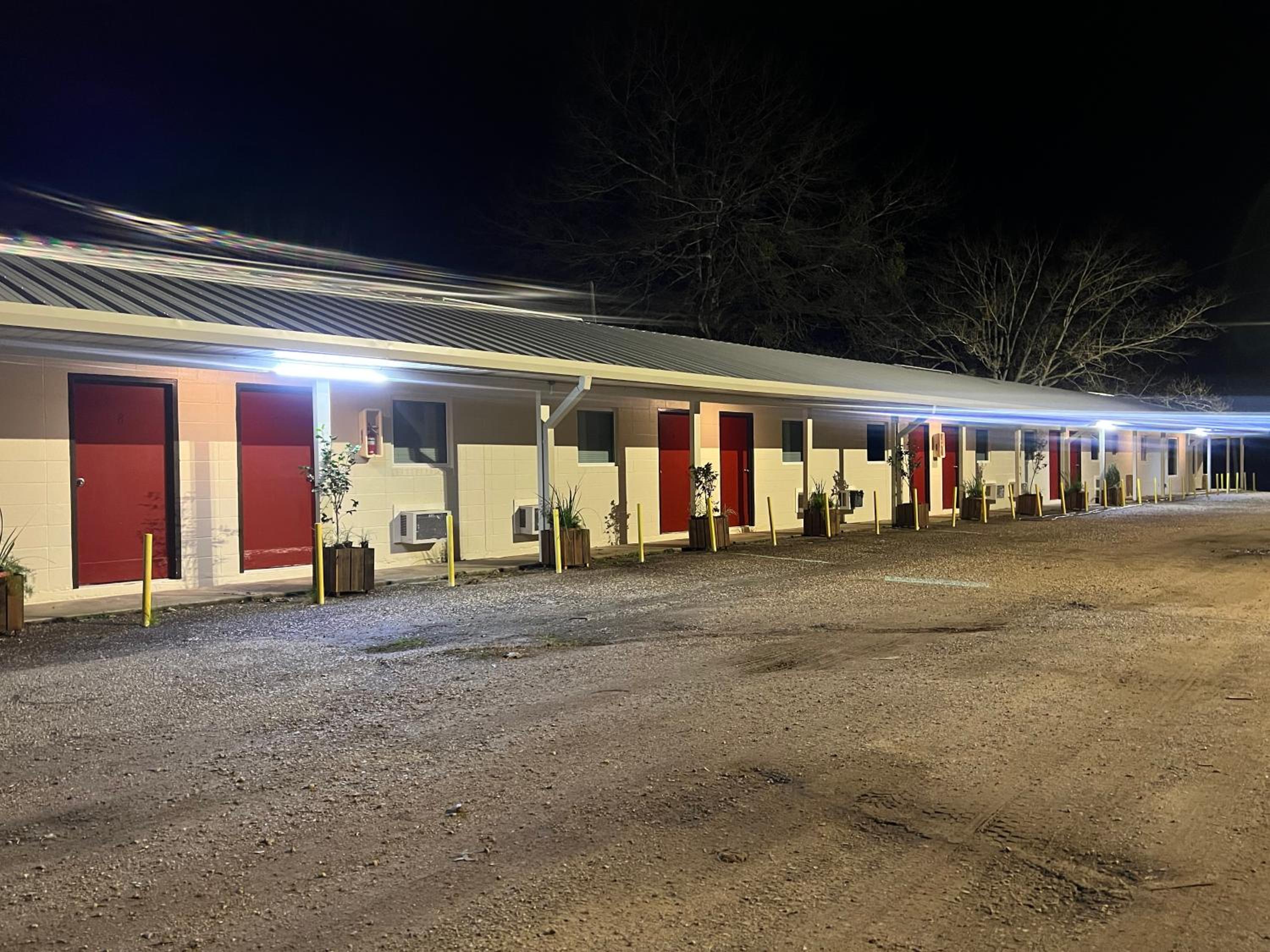 Driftwood Inn and Lodge by the lake - Property Image 3