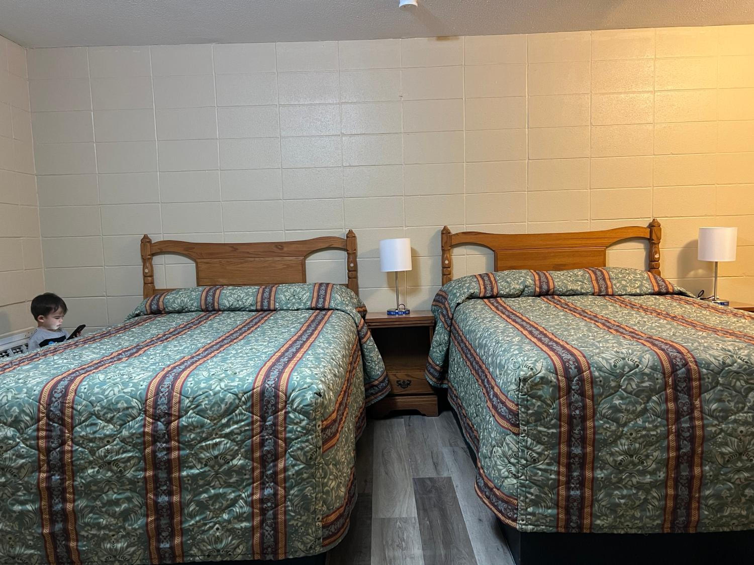 Driftwood Inn and Lodge by the lake - Property Image 2