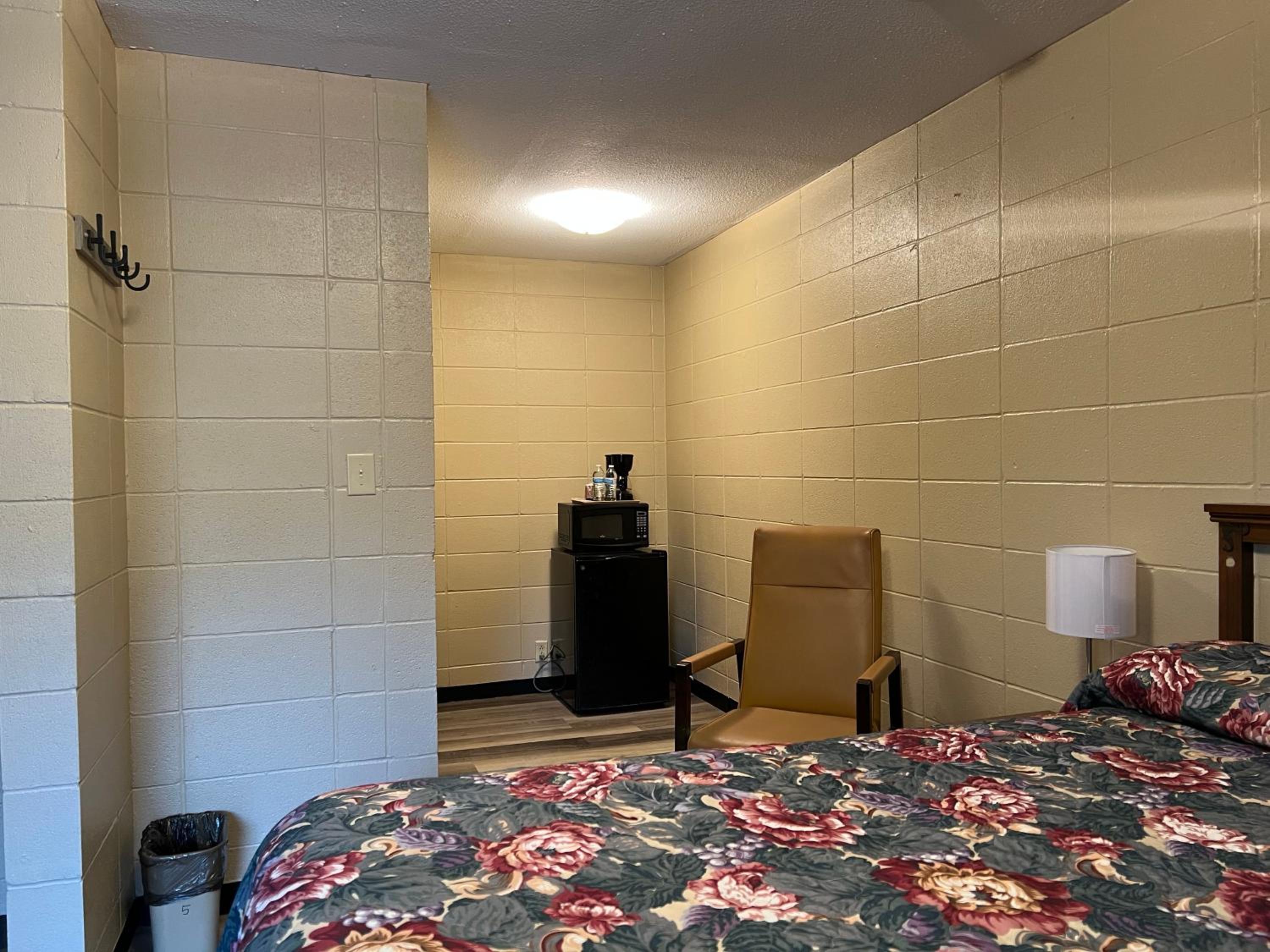 Driftwood Inn and Lodge by the lake - Property Image 12